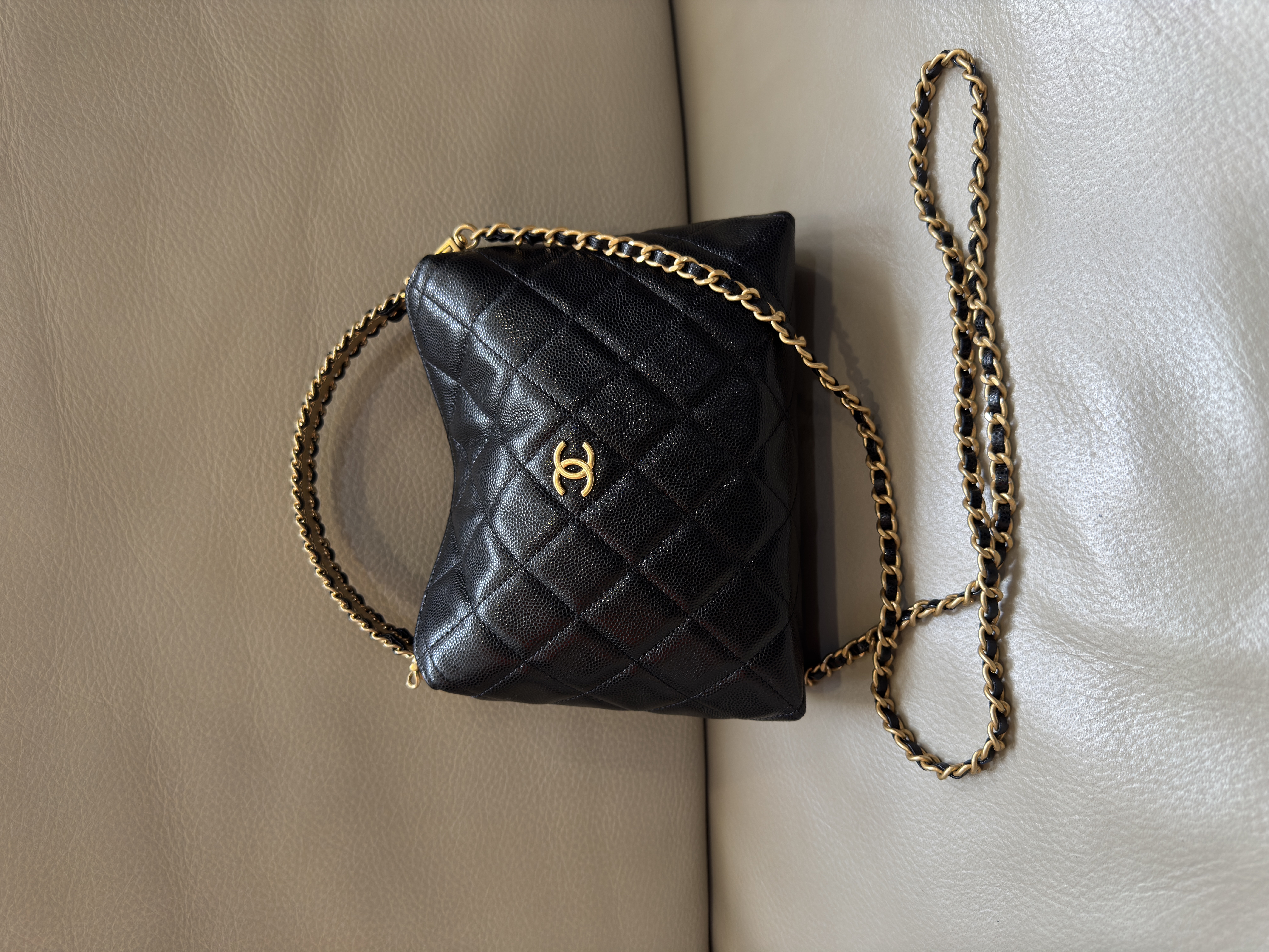Pre-Owned CHANEL Hobo Handbag / Product Code: 26042529