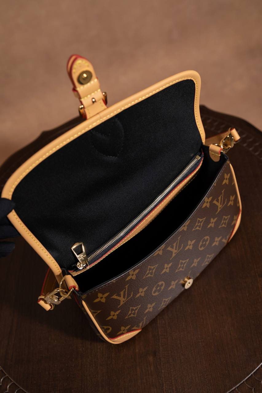 LV老花包💼😍 皮料采用意大利 A 级皮料，品质卓越。不管是是手感还是耐用性都堪称一流。五金精致，面料考究，手工精湛，油边细腻，每一个细节都彰显着 A 级出品的高标准。图片与产品一致，所见即所得哟🔥🔥 Size：25x15x19cm 细节真的很顶！ 渠道货的工艺一看就懂，从走线、五金到皮料和油边，全部都很细。 整体质感在线，拿在手上就知道做工不马虎，真的越看越爱😍