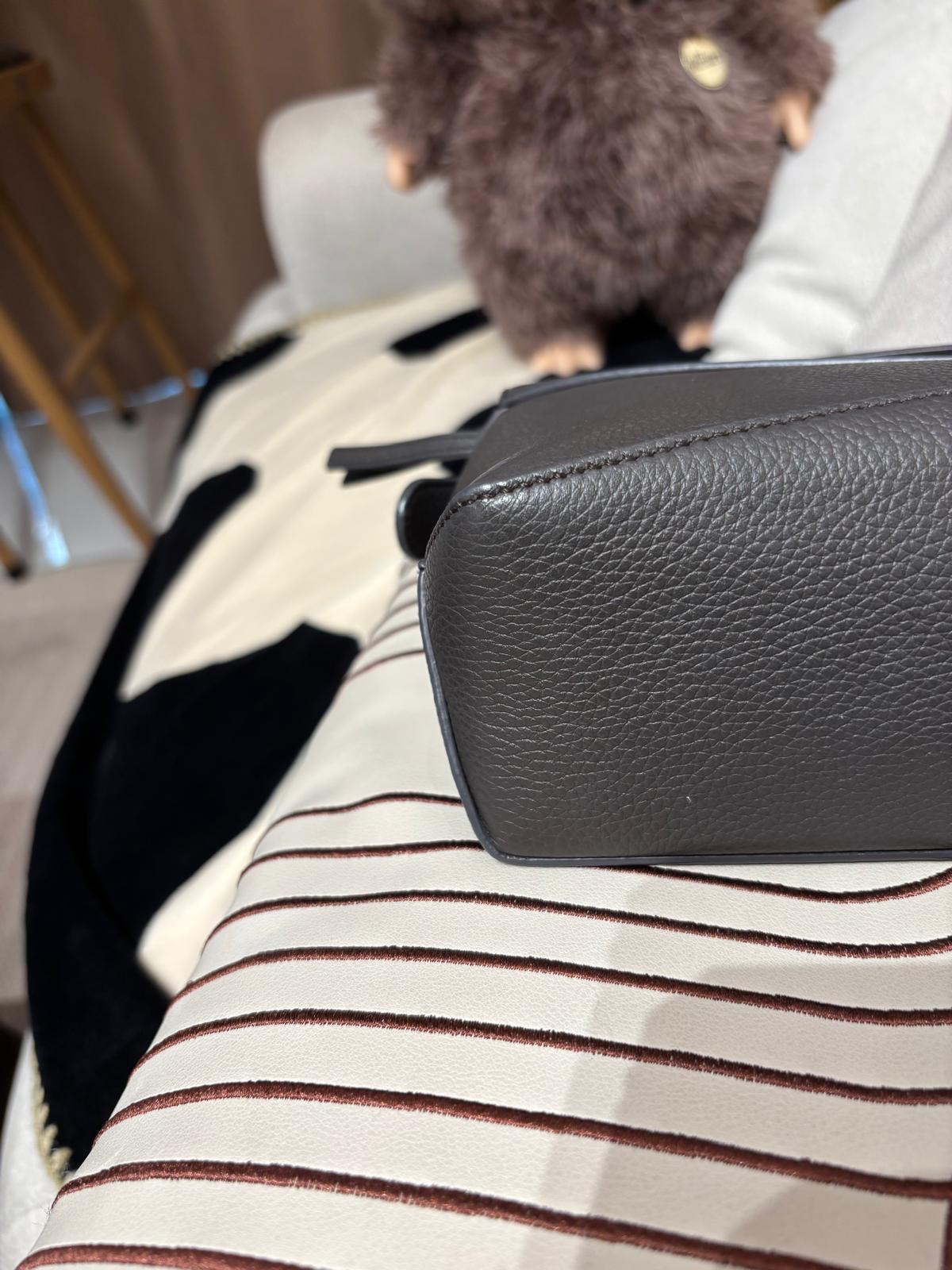 Loewe Puzzle Edge Mini 粒粒牛皮 100%Authentic, 98%New ✅Dust bag✅booklet✅肩帶