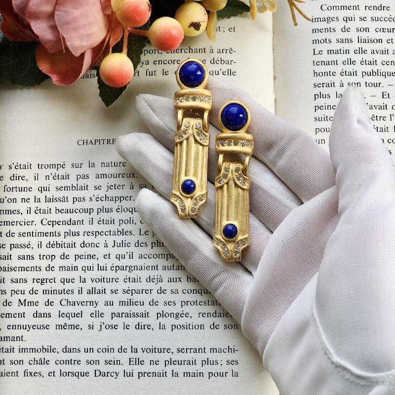 Rare! C.a. 1980s Egyptian Revival Designer Quality Lapis Lazuli Glass Cabochon Rhinestone Long Clip Earrings (MT1891)