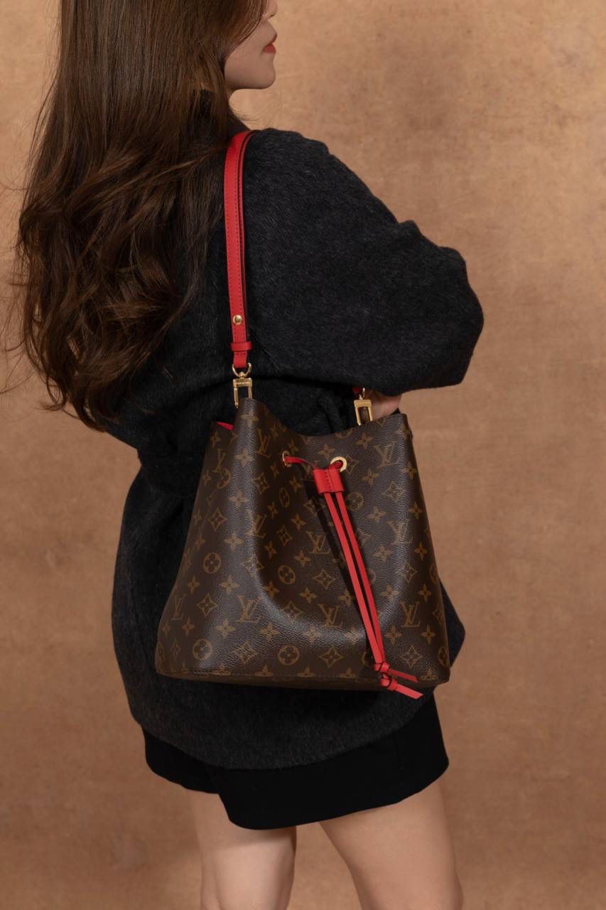 LV水桶包🎀 尺寸 26×26×17.5cm▪️ 这是很多人入门都会选的经典款，超受欢迎！原本在 1932 年是用来装香槟的酒袋，现在变成超时尚的水桶包，经典到不行，被叫“经典之王”一点都不过分😍💯