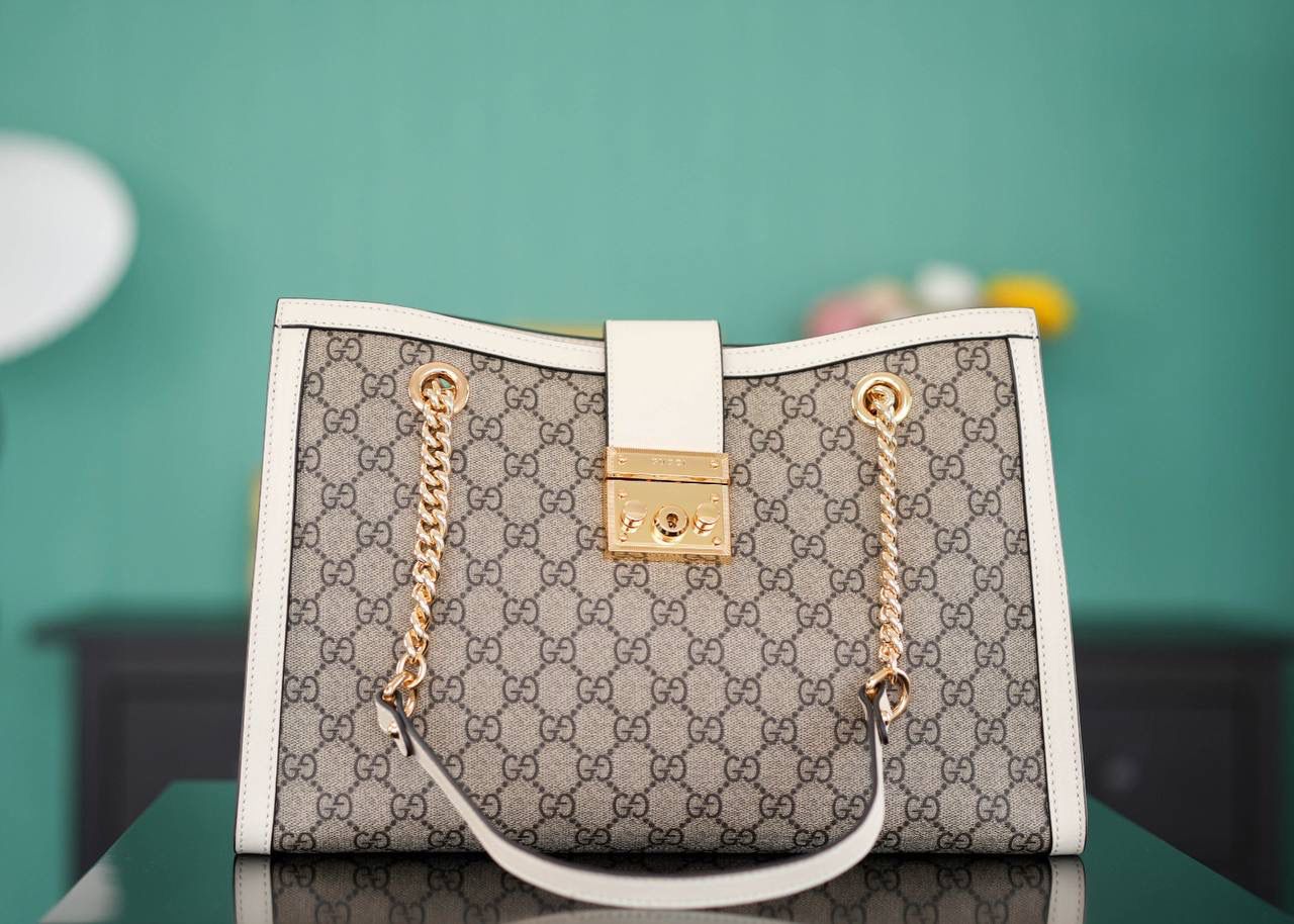 🥯Padlock系列GG中号肩背包 老花白 35cm 休闲、随意、有范 且非常大牌的款真的非Padlock这款购物袋不可 这个尺寸比较通勤风一些，大容量 包身轻便，非常适合上班族！ 官方款号 479197 尺寸：35x23.5x14cm