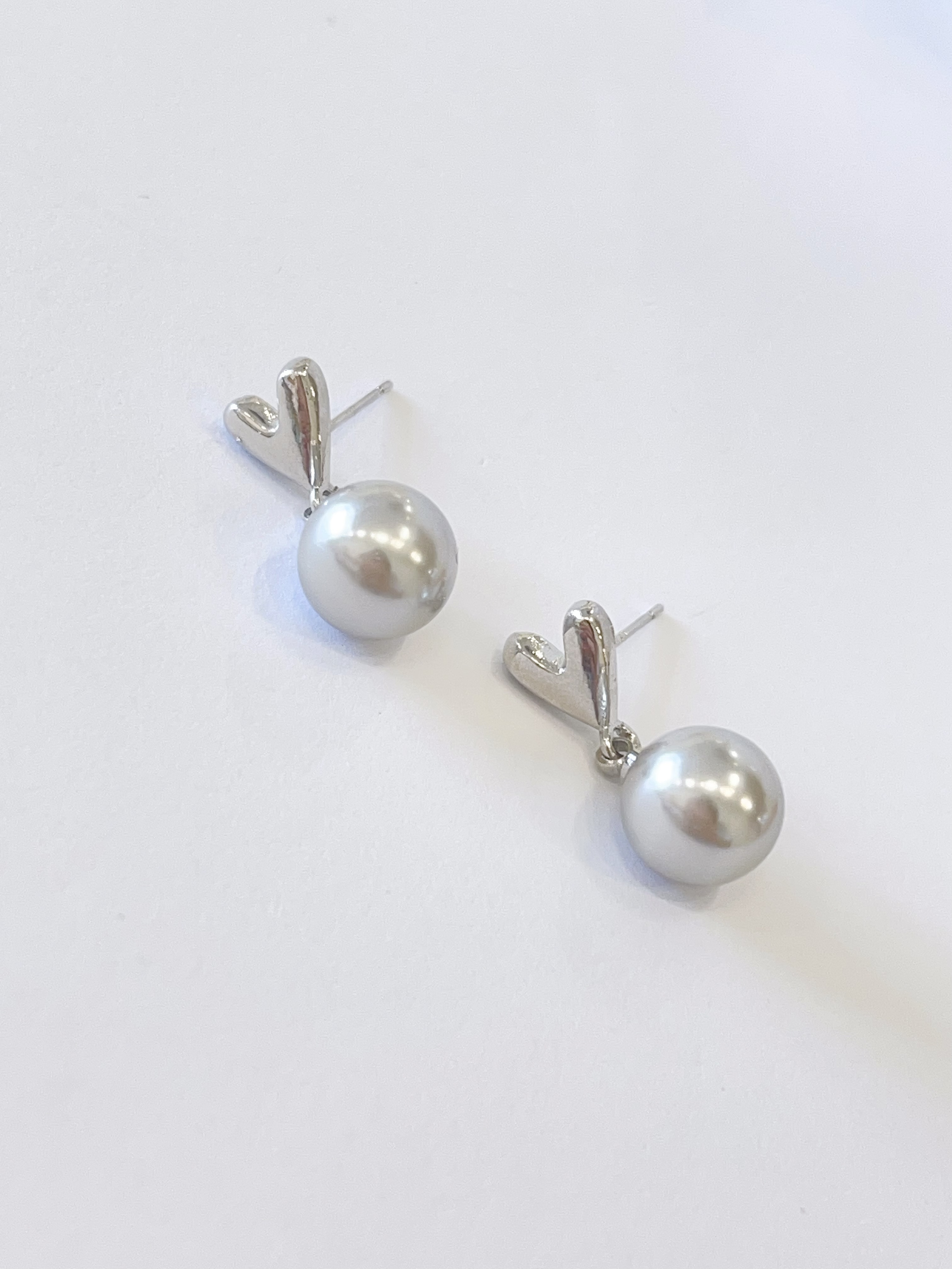 清冷灰色珠珠爱心耳环