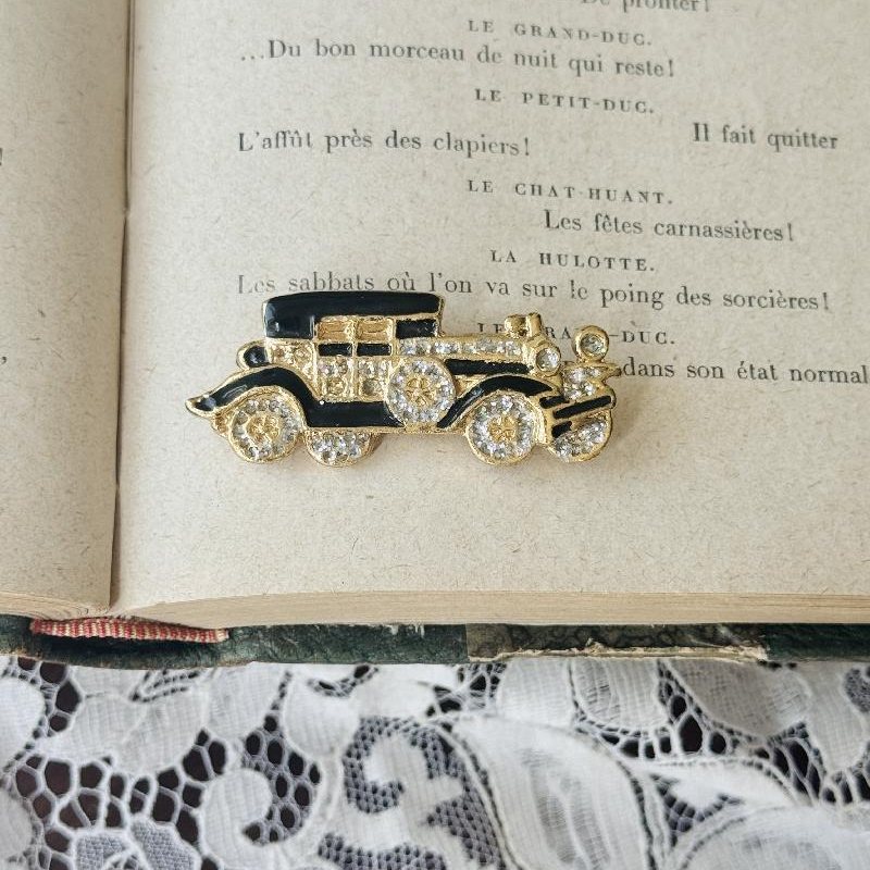Vintage Sprinkled Antique Car Enamel Brooch (MT2340）