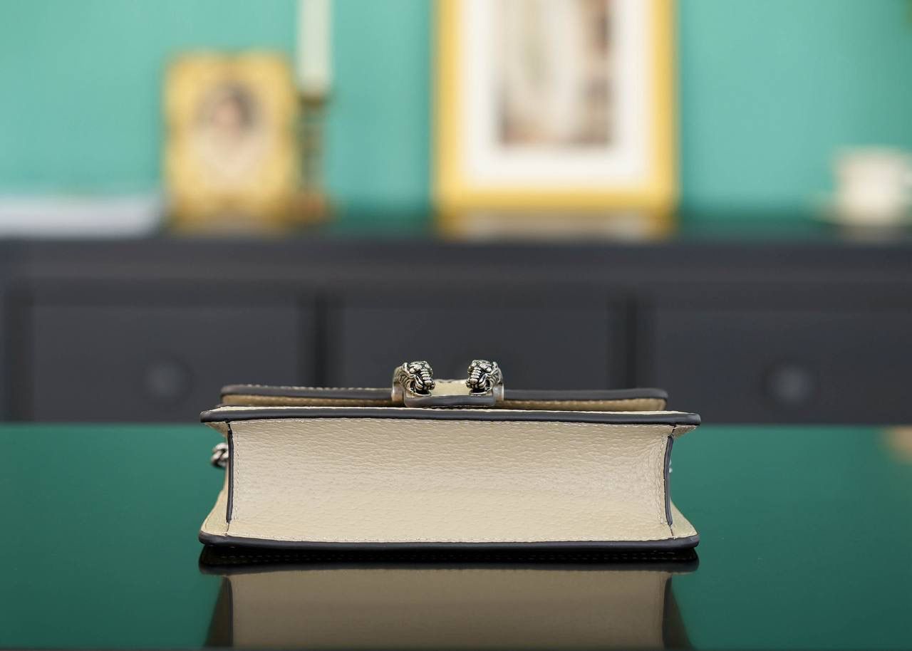 🥯GG Dionysus系列超迷你手袋酒神 燕麦色 16.5cm 正品售价¥8.000 GG家入门级小包推荐，酒神里面的经典基础款 经典酒神扣搭配原厂小牛皮 出镜率非常高 简直是穿搭利器 官方款号 476432 尺寸迷你：16.5x10x4cm 尺寸小号：28x17x9cm