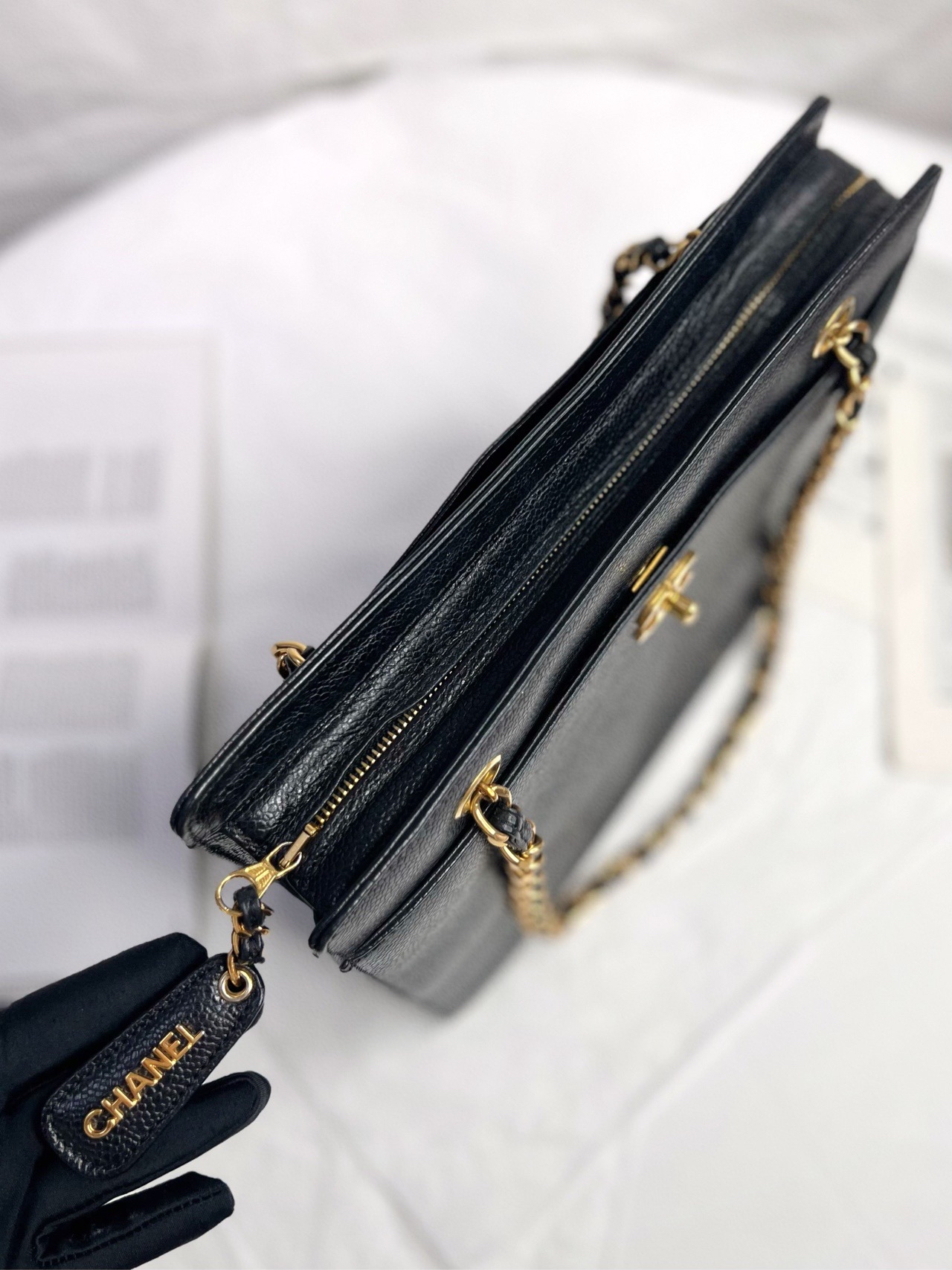 【預訂貨品】CHANEL 黑金魚子醬光面琴譜包