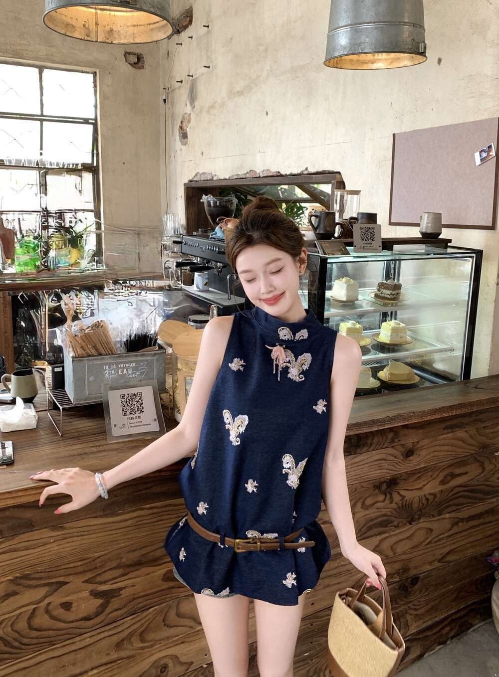 日常感重工刺绣夏季天丝牛仔上衣背心(配腰带,胸针) Sleeveless High Neck Embroidered Denim Top with Belt and Bag coming