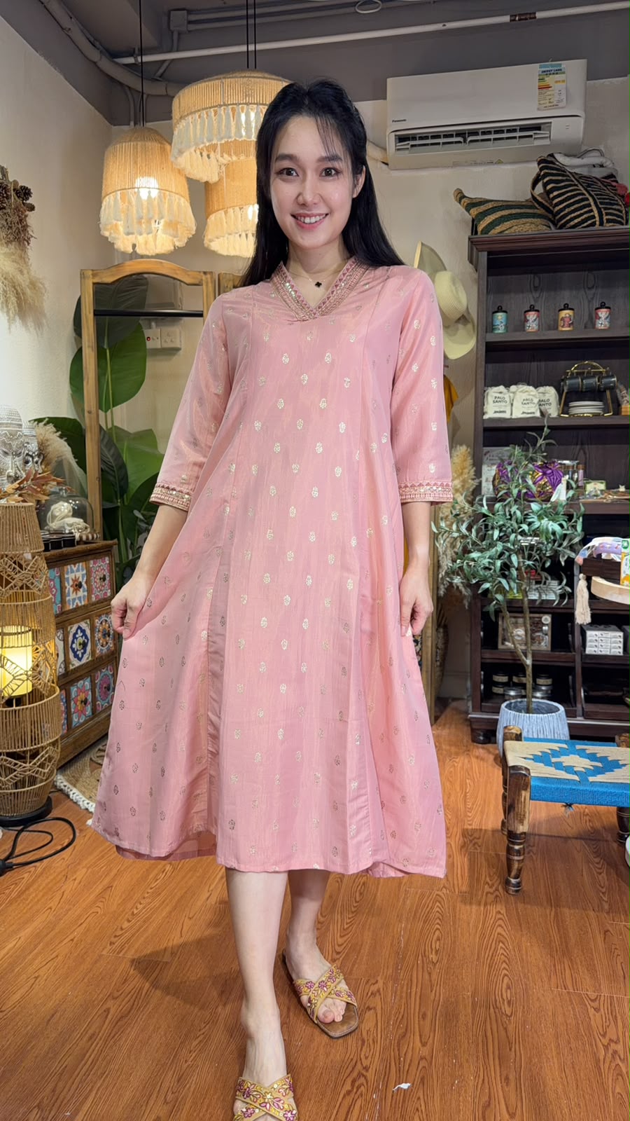 3166 Pink V-neck Emb. OP