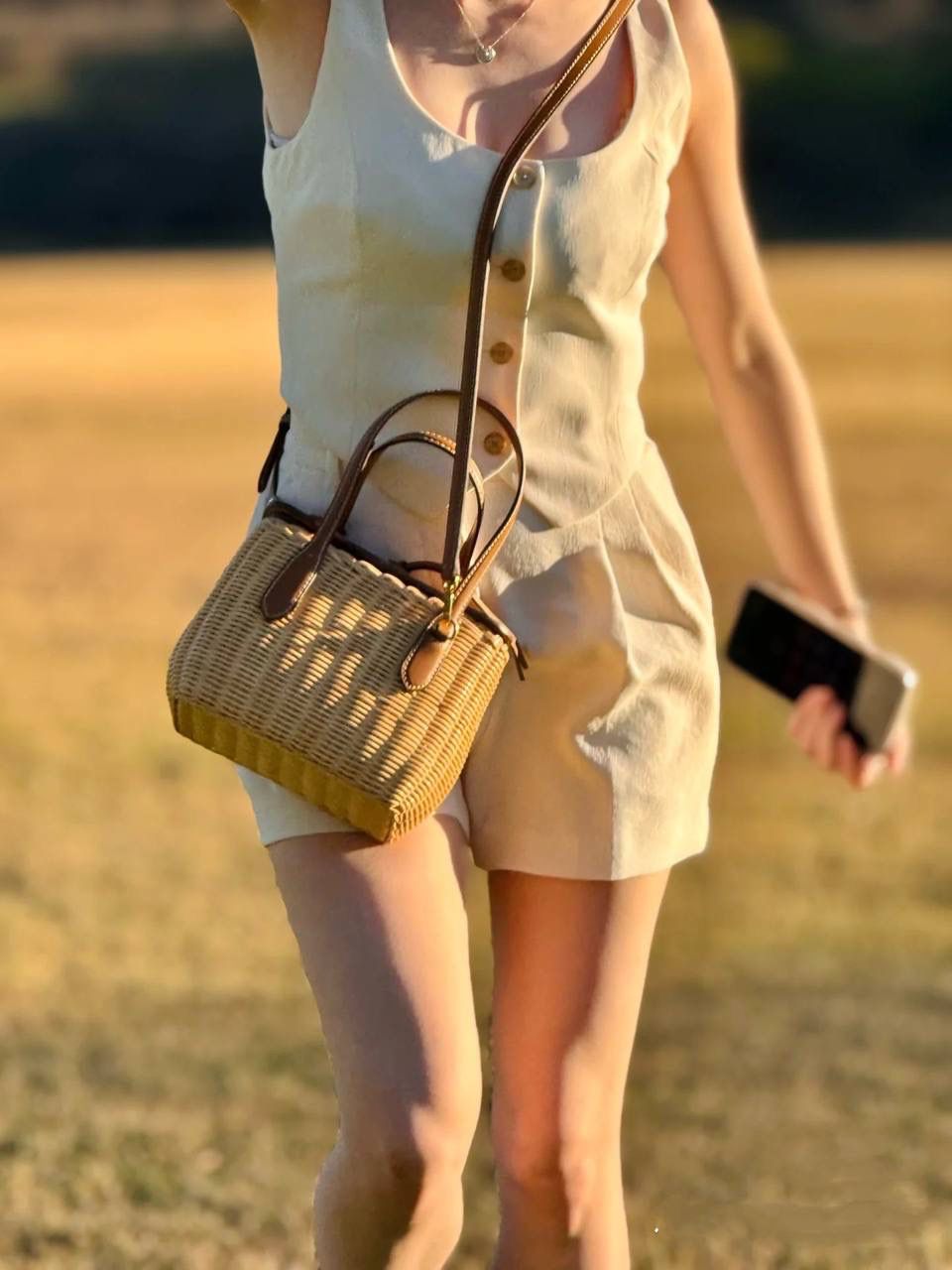 🈶棕色 𝗠𝗶𝘂𝗠𝗶𝘂藤编款 好喜欢编织风的清新与浪漫 满满都是梦幻般的高级感 这款小篮子独特的甜美气息 真的嗲爆了！纯手工编织配小巧精致的包型 超级让人着迷～ 随手拎着夏日感直接拉满 去野餐或海边度假，更是绝绝子 miu女孩们菜篮子的季节来咯 快来买它！ 15×20×8.5cm #F0030m