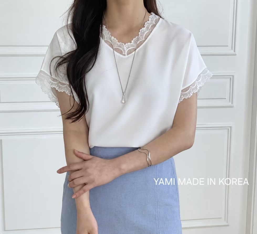 Made in Korea 🇰🇷拼邊通花top