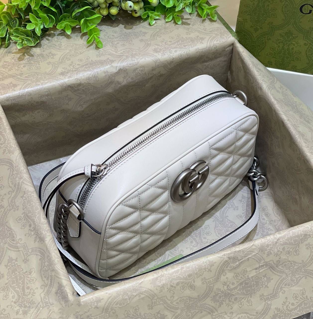 ✈️✈️✈️ 🔥𝐌𝐚𝐫𝐦𝐨𝐧𝐭菱格原厂皮# ▫️型号447632 ▫️尺寸 24*14*8cm 全新经典款相机包 ，整个包身下血本都用了原厂牛皮❗️最基础的包型.立体棱格绣花在灯光下让整个包活跃了起来，肩带可调节上身太好驾驭 不挑身高，也是全球打人必备的百搭单品！