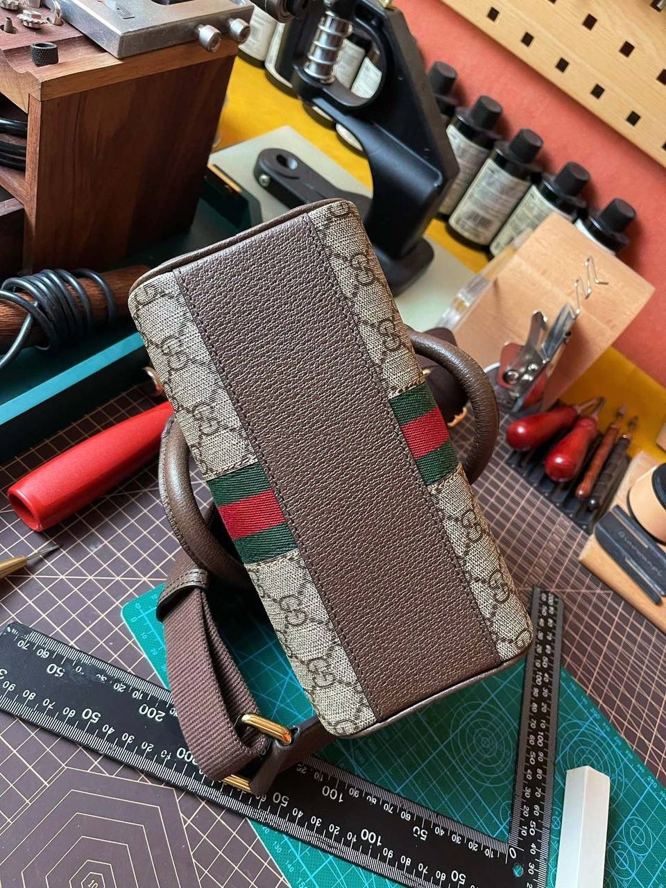 🔘gg ophidia 系列波士顿迷你gg手提包 正厂luxury进口皮，这个包的皮子跟前几款这个配皮完全不是一个档次，说都是一个厂的，但是这款皮胚就好贵，锃亮锃亮的还有皮油性，佛罗伦萨鞣制的皮质感真的牛掰兼顾了100%的意大利原味和沉稳老练的经典记忆，随着使用时间越长，这款包在不同光感下会呈现出丰富的色泽，柔软的皮质，带给你无限高档次的视觉体验。在全民高呼“小包我必须要有”的时代，没有一款它怎能行？‼️🤩 尺寸：21x12x10cm 🔍款号：724606