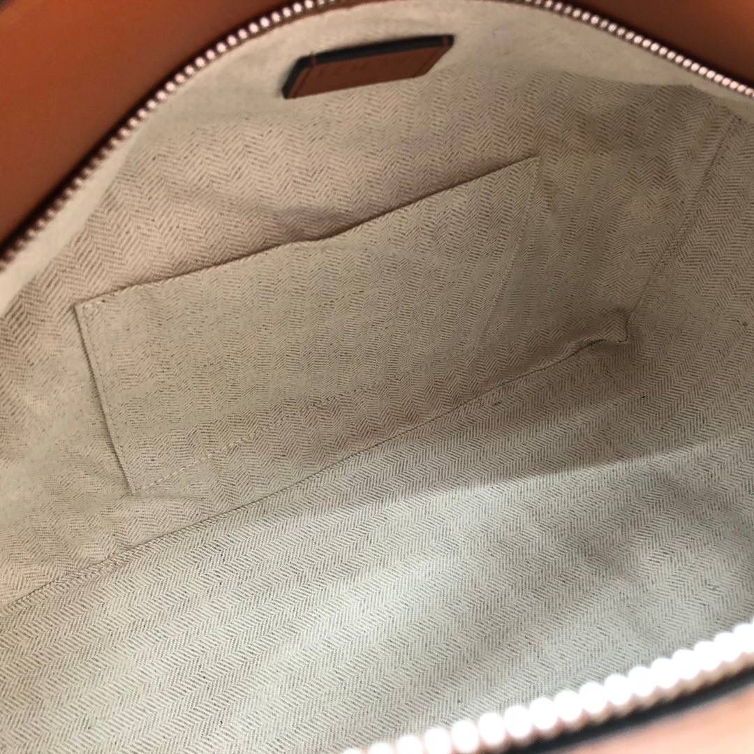 🧡罗家经典𝐏𝐮𝐳𝐳𝐥𝐞 大号手袋 尺寸：𝟑𝟔-𝟐𝟕-𝟏𝟒𝐜𝐦 编码：061607 颜色：平纹/土黄/白标 🧡凭借其创新的长方体形状，舒适的触感和高实用性，准确的裁切创造出了立体感。 人字纹棉帆布内衬，Anagram空压点缀，一个内部插袋隔层，后拉链口袋