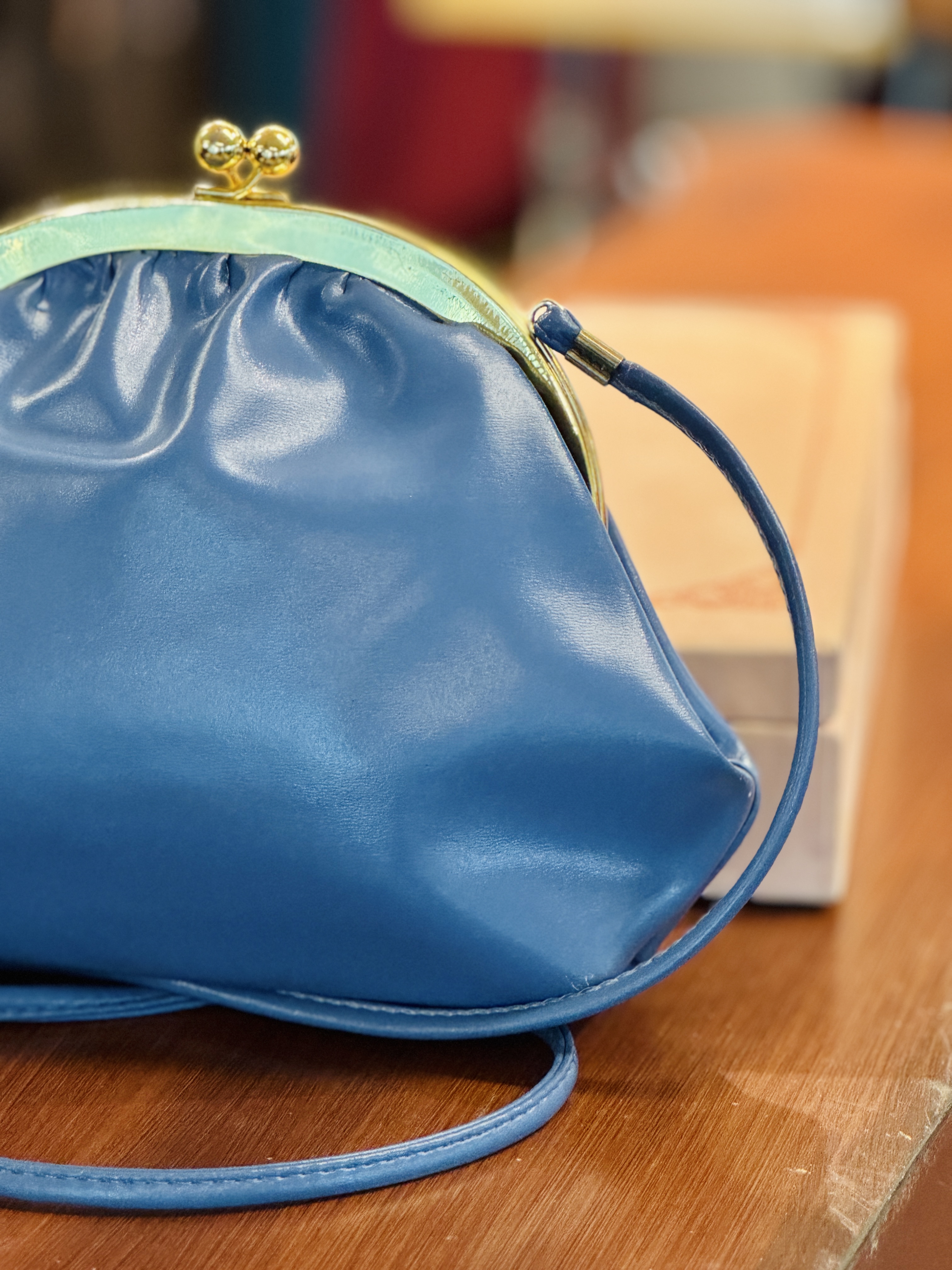 Vintage C.a. 1980s Sky Blue Faux Leather Kisslock Shoulder Bag (MT2509)