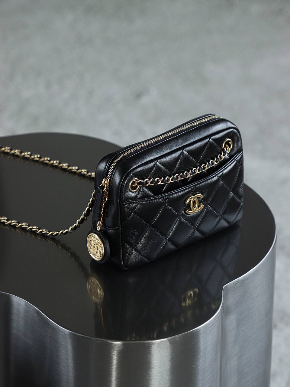 24K金幣相機包小號鑒定版👜 一包一碼 支持全球鑒定查驗身份證原廠專G 方框GR皮料過關清單資料可査詢 金幣相機包的設計靈感源自復古相機，其方正而圓潤的輪廓，猶如一臺精緻的老式相機，散發著濃郁的復古氣息，小號太有小千金的精緻優雅感了！ 五金：厚镀24k复古金 皮料：GR原厂小羊皮 尺寸小号：12*18*7cm 中号：19*24*9cm