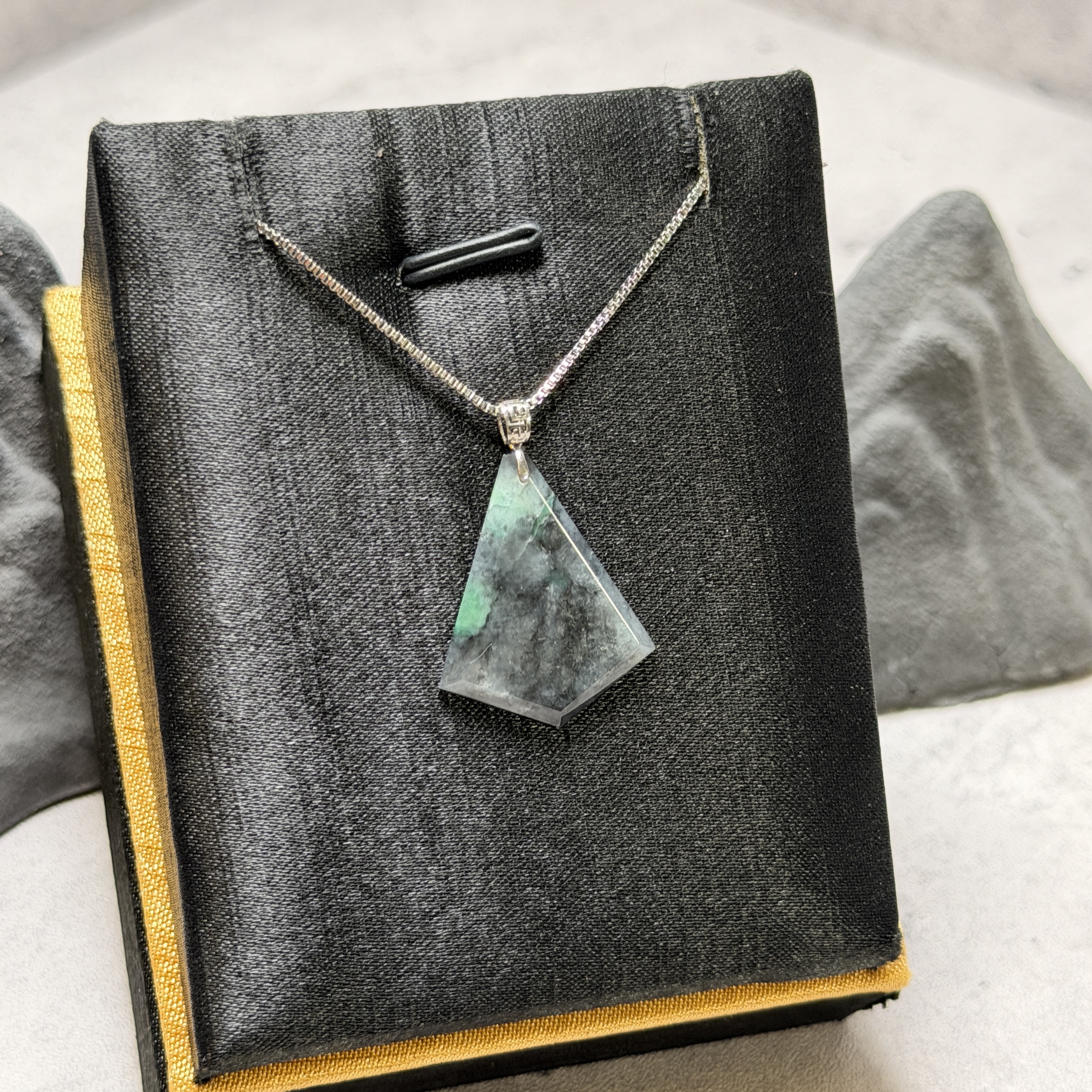 烏雞帶綠一生富祿無事牌吊18K