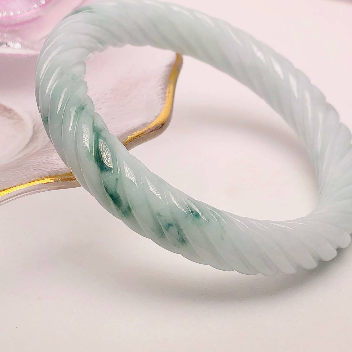 淡綠飄花扭紋鐲48.2mm