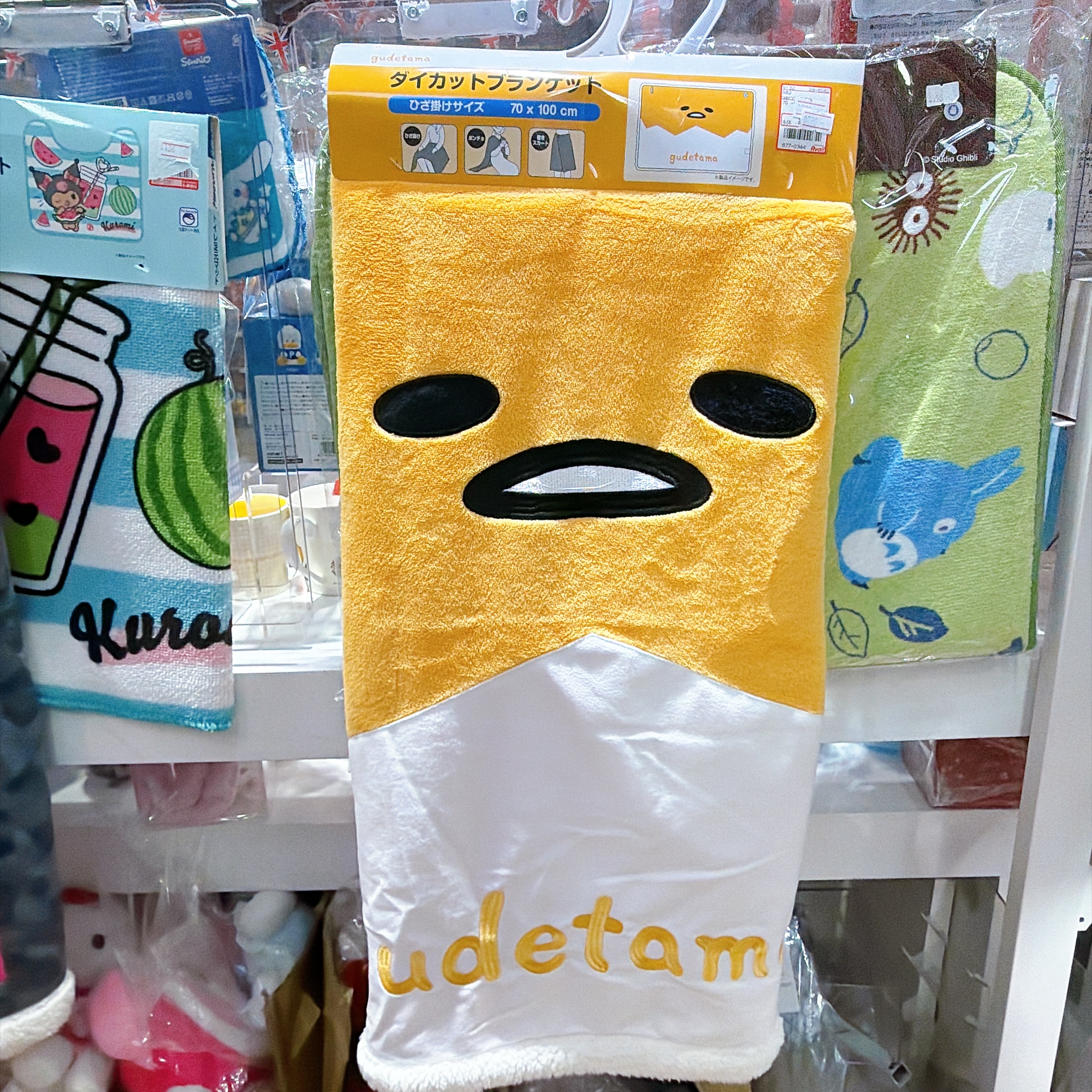 日本限定款本年度秋冬開季新款 Sanrio 毛氈70×100有拍鈕可以當做披肩