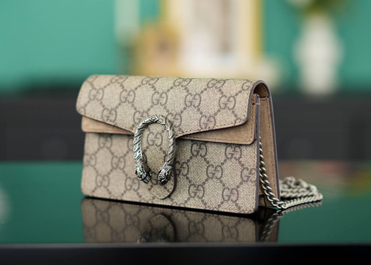 🥯GG Dionysus系列超迷你手袋酒神 老花卡其色 16.5cm 正品售价¥8.000 GG家入门级小包推荐，酒神里面的经典基础款 经典酒神扣搭配原厂小牛皮 出镜率非常高 简直是穿搭利器 官方款号 476432 尺寸迷你：16.5x10x4cm 尺寸小号：28x17x9cm