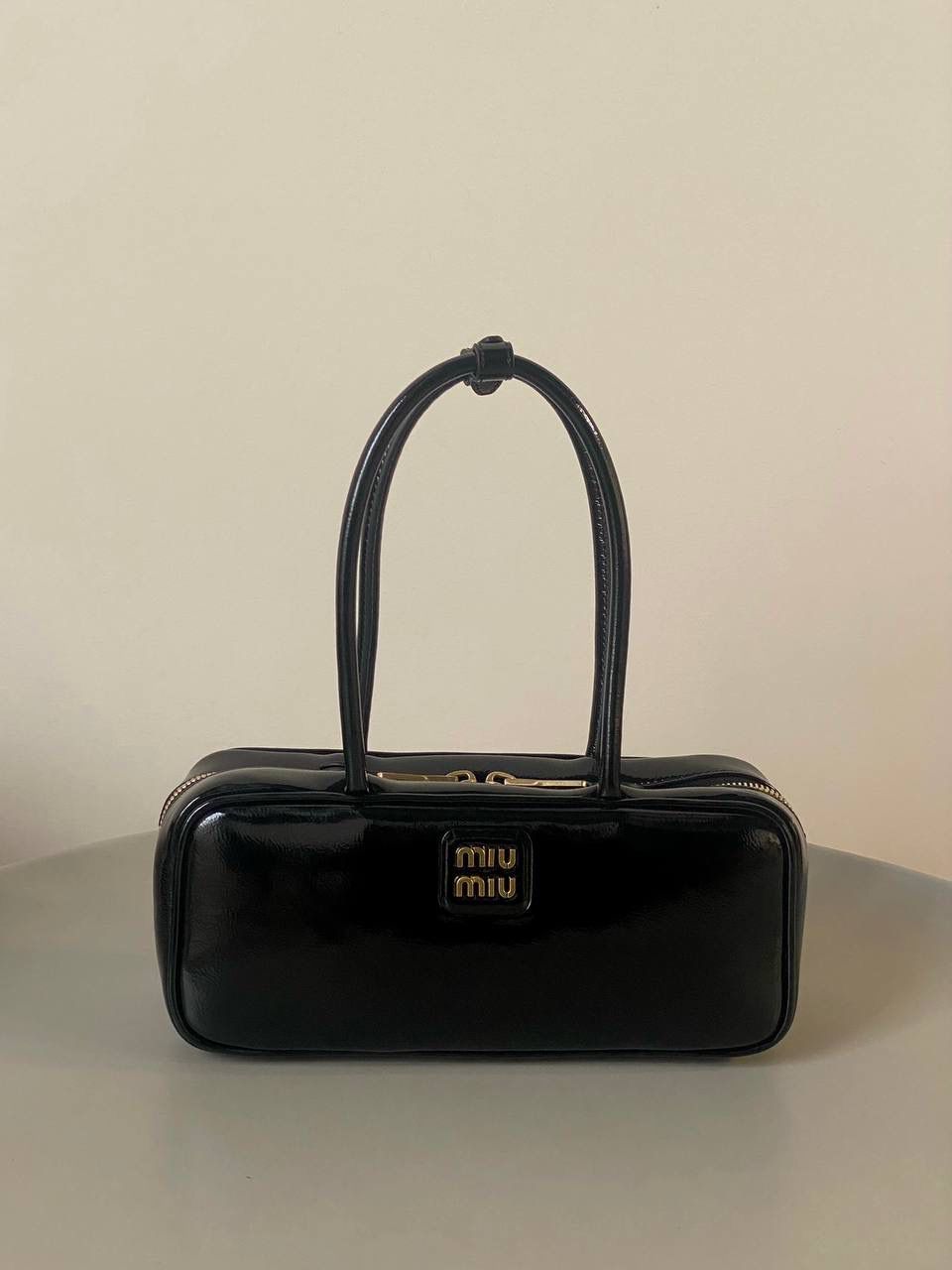 🈶漆皮黑 𝗠𝗶𝘂𝗠𝗶𝘂保龄球| 新面料来啦 漆皮色泽光亮自然饱满～ 皮面透着的皱纹仿佛湖面上的水波纹 无论是视觉还是手感，质感都很绝！ 27×12×8cm，#F0011m