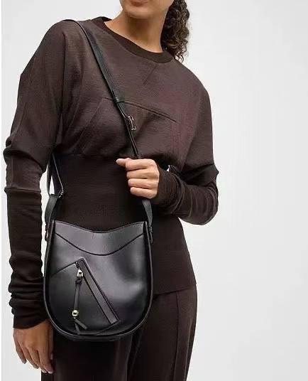 🎈新款吊床𝗛𝗮𝗺𝗺𝗼𝗰𝗸 𝗦𝗹𝗶𝗰𝗲 ——【黑色到货‼️】 尺寸：𝟮𝟭-𝟮𝟱-𝟭𝟬𝗰𝗺 编码：652407 吊床𝗛𝗮𝗺𝗺𝗼𝗰𝗸家族迎来新成员—𝗛𝗮𝗺𝗺𝗼𝗰𝗸 𝗦𝗹𝗶𝗰𝗲，新作采用细腻柔软的亮面小牛皮制作而成，重新以纤巧比例焕新演变成新造型。搭配可拆卸可调节长肩带，灵活实现多功能背法及百变风格。