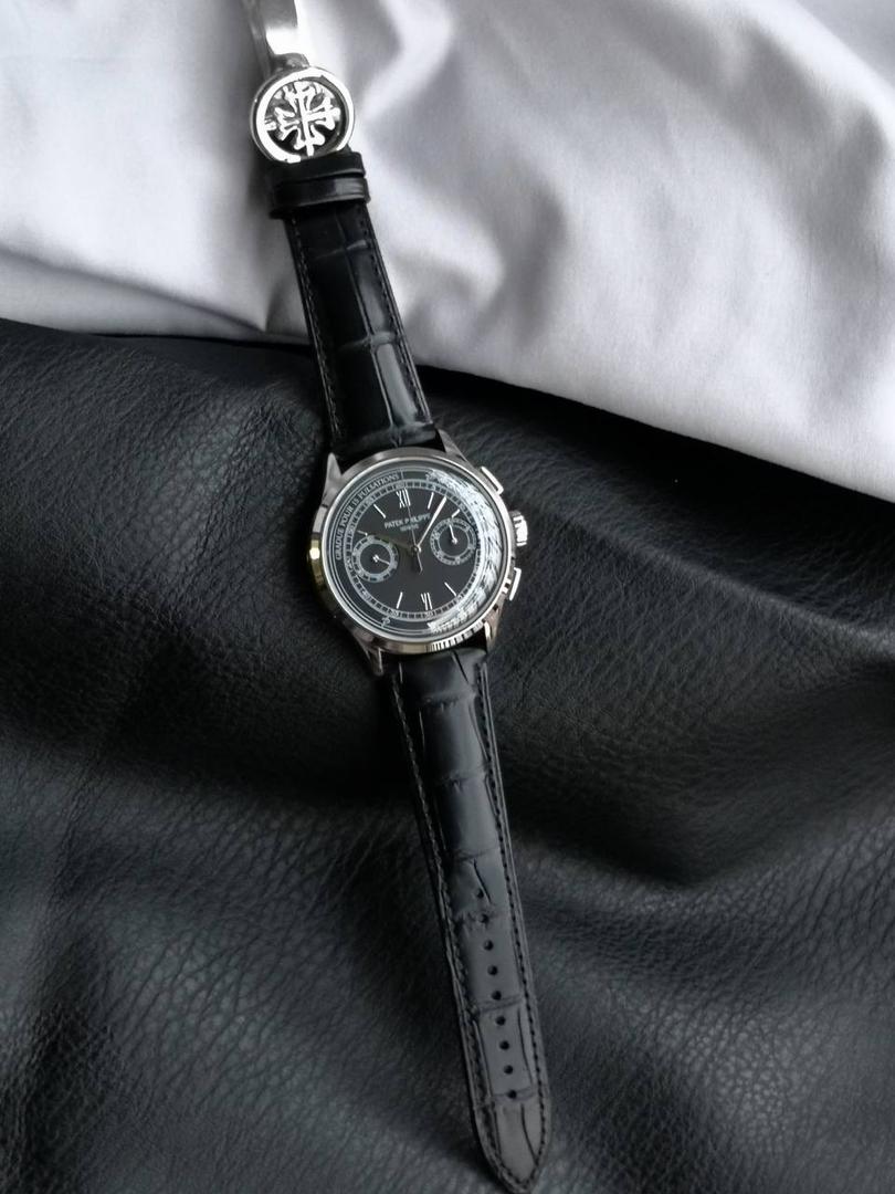 百达翡丽复杂功能时计5170G多功能腕表，堪称腕表精品当中的精品！😍✨🔥 腕表直径为42毫米，作为一款男士腕表，它的表盘大小适中。为我们奉上对称的美感，整个表盘的布局大方得体，包括了如此之多的功能的同时，又不会让人觉得繁杂。 机芯采用了7750机芯完美还原正品诸多功能，提供了强大的时间衡量功能。意大利牛皮表带，专属的灯笼扣，任何季节，任何场所，任何职业人均适合佩戴，让手腕佩戴得更舒适，让气质绽放。此款腕表具有30米防水功能，满足大众日常生活，休闲度假必备腕表。 百达翡丽5170G可以说是腕表中的精品，功能方面的巧妙构思，外观上的合理布局，以及优越的机芯性能，无一不体现出百达翡丽的独特设计，一件经典的艺术品，一件完美的收藏品。