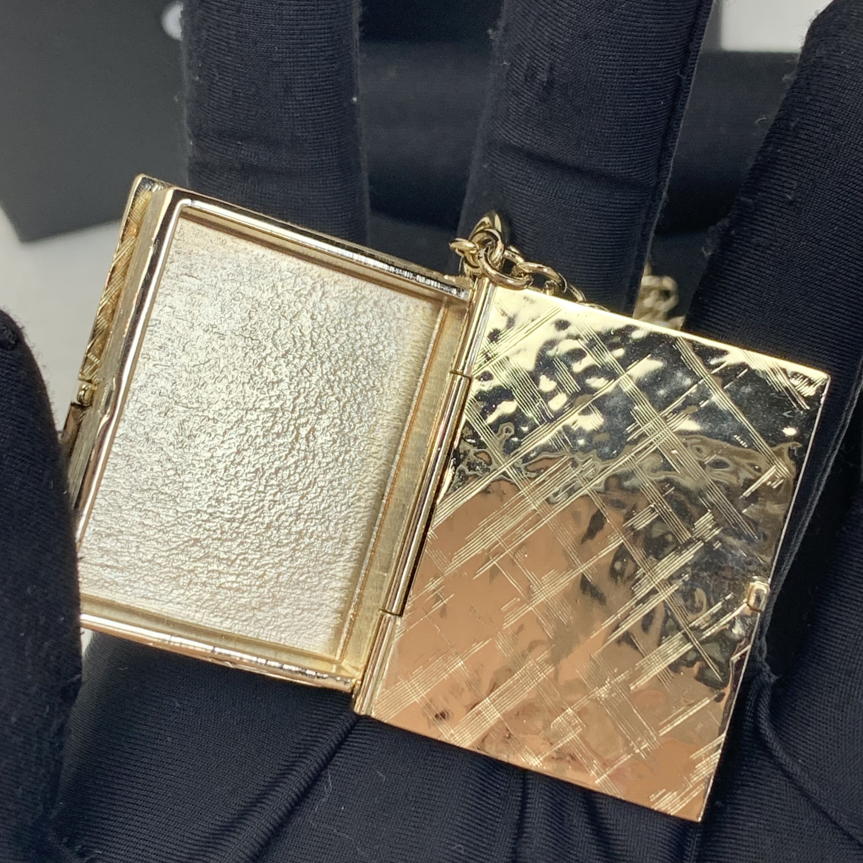 Chanel 黑金獅子書頸鏈