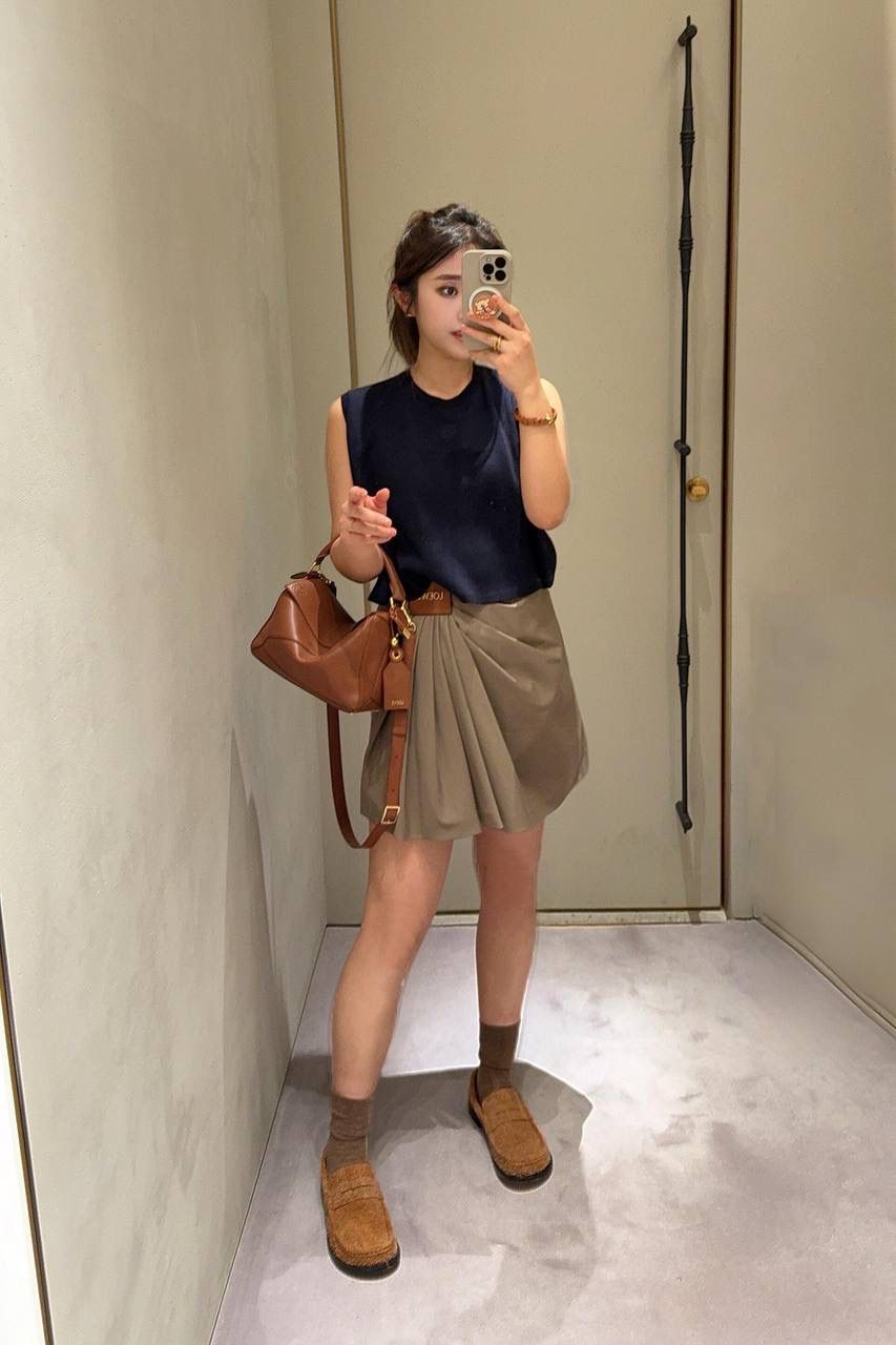 【十周年限定款🆚经典款】 👉🏻区别1️⃣：里外全羊皮，侧面增加可拆卸标牌挂饰以及气球骰子，内里更换为金标（如图1️⃣2️⃣3️⃣4️⃣） 👉🏻区别2️⃣：底部增加脚钉保护整个包包，以前只有中号以上才有（如图5️⃣） 👉🏻区别3️⃣：铰链式拉链头，拉牌刻有品牌创建年份以及品牌英文LOGO（如图6️⃣7️⃣） 👉🏻区别4️⃣：肩带调节变更为针扣调节（如图8️⃣）