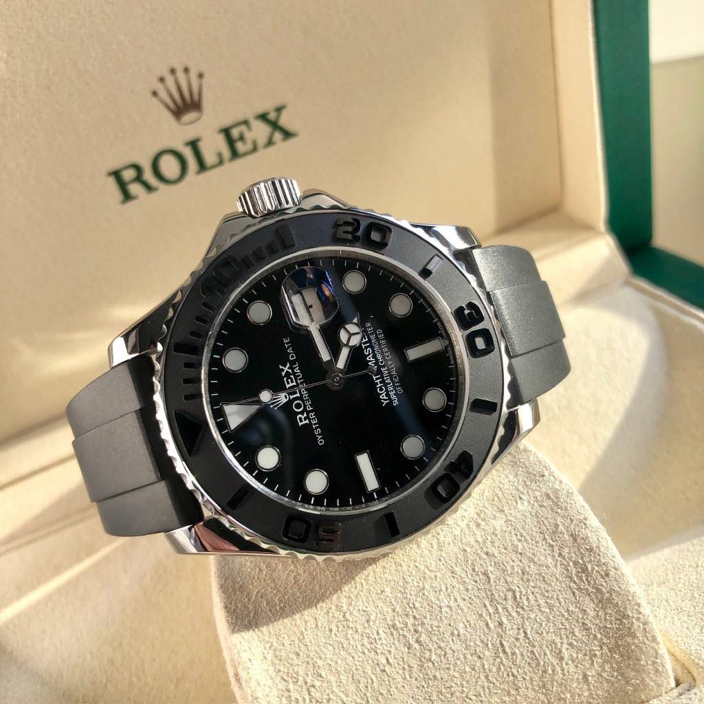 官方同步42mm游艇名仕型腕表出货【经典名仕 一劳永逸】劳家爆款游艇名仕型系列m226659-0002男士腕表42mm铂金游艇出货，继续秉承AD家族优质特色、独家出品一表一码，三码合一 【机芯】搭载AD专注而制0️⃣返修、💯全新原装西铁城8215全自动机械机芯，走时精准，性能优异，动力储备高达48小时 【表壳】316L精钢表壳 高端同步防指纹[强]陶瓷圈口原版同步双向旋转，完美呈现与原版一致的弧度、光泽，超强高密度矿物质玻璃镜面，精致的做工完美秉承原装的潜水游泳🏊‍♀️性能 【字面】大厂同步超强夜光，夜光刻度、表针无瑕疵斑点、晶莹剔透，细节同步正品，内影圈刻字清晰，字体匀称 【表带】采用进口硅胶表带搭配316精钢可调节原装表扣