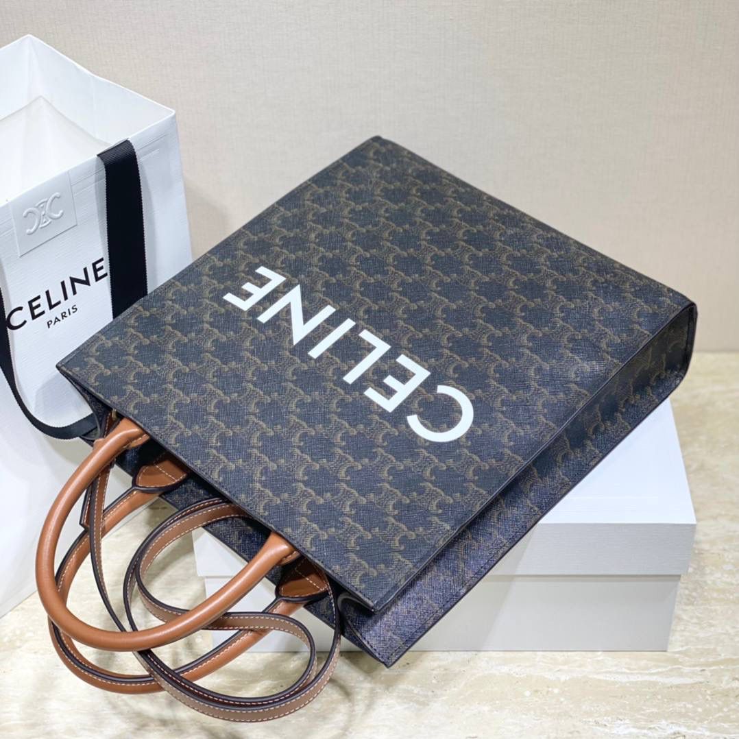 🔥大货实拍图 𝗖𝗘𝗟𝗜𝗡𝗘 ♥ 𝗧𝗥𝗜𝗢𝗠𝗣𝗛𝗘 𝗕𝗨𝗖𝗞𝗘𝗧 𝗖𝗥𝗘𝗖𝗬 金色马衔扣是Crecy系列的标志性元素，以做旧感的原色小牛皮衬托，透出简约而优雅的气质。型号：192072 尺寸：14*21*14cm