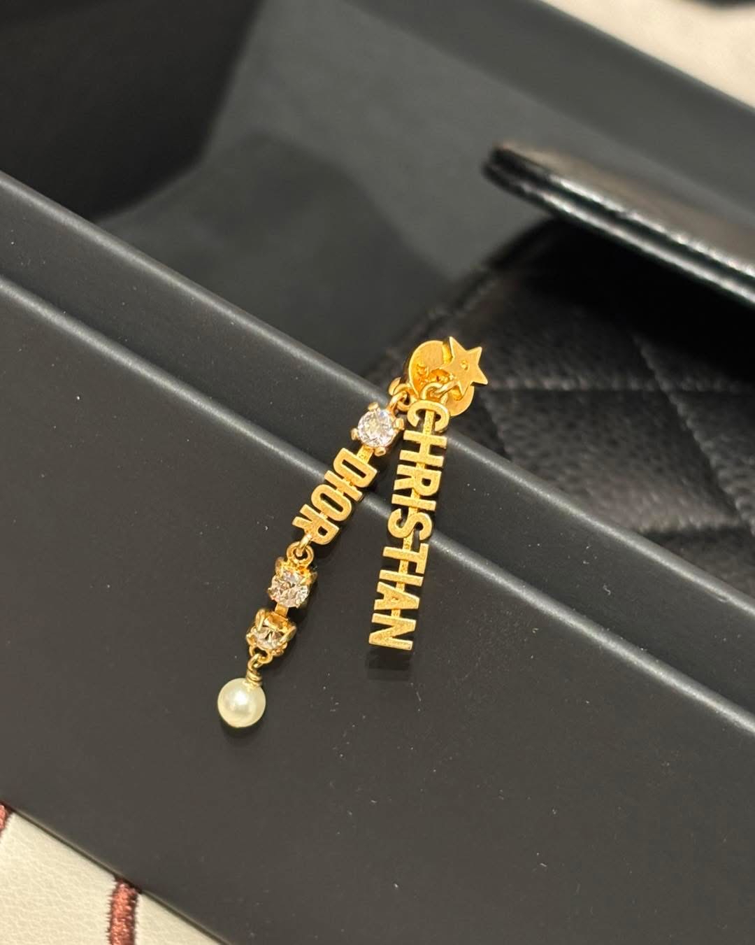 Dior earrings  100%Authentic, 98%New ✅dust bag 