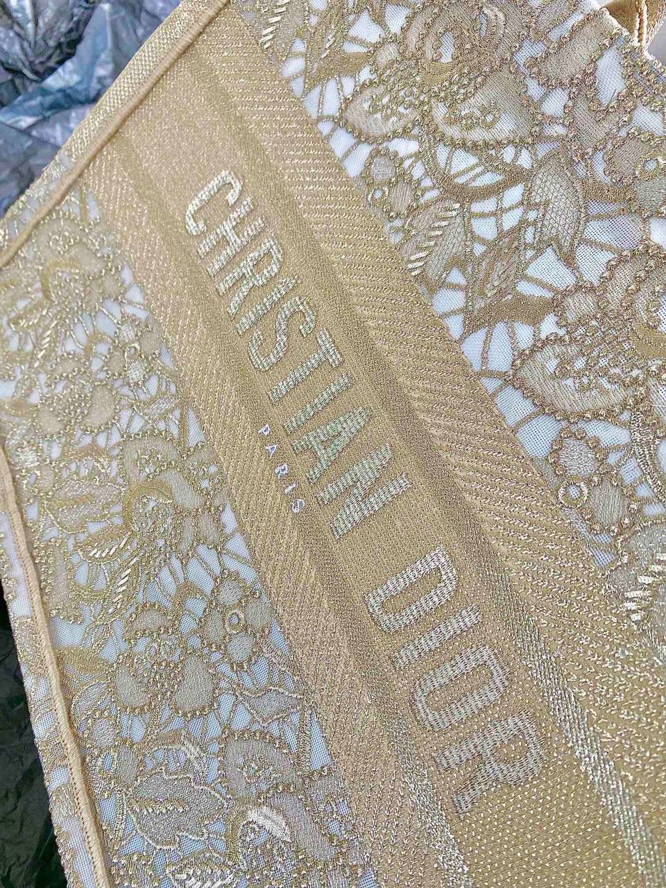 🈶蕾丝金色中号 𝗖𝗗 𝗕𝗼𝗼𝗸 𝗧𝗼𝘁𝗲 23夏季新款 不愧是宇宙仙牌，最好看的托特 雪白色网纱➕立体蕾丝刺绣美出天际了 蕾丝是女性物语，是隐而不露的小心机✨ 与花纹刺绣相结合，少女的情意，好会啊！ 第一眼就沦陷了！谁不惊叹这只绝美艺术品 36×27×16cm