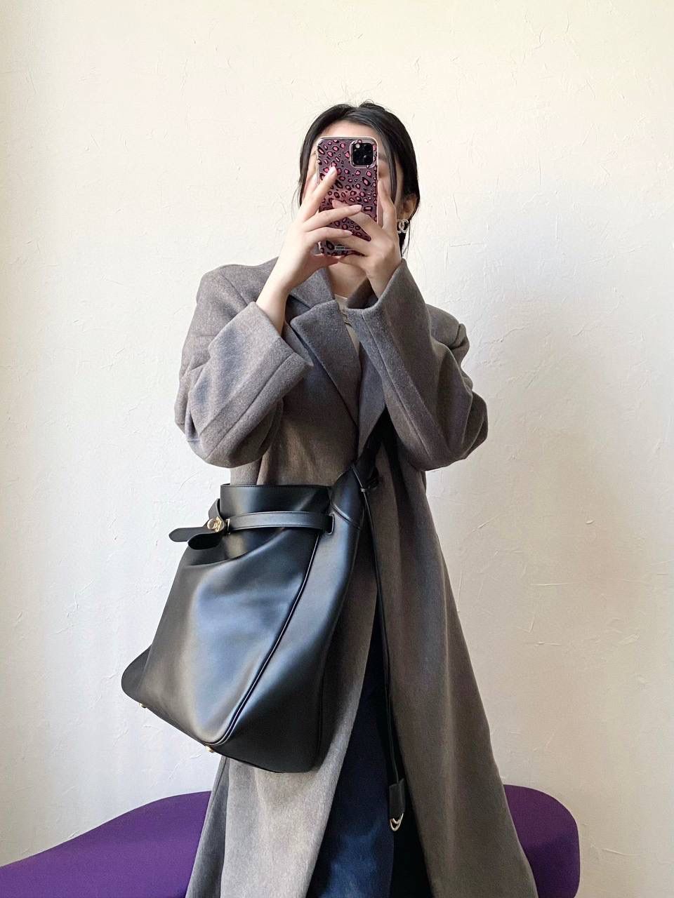 爆款🔥小号🖤 ba1enciaga bel air hobo桶包 beiair➕rodeo，大热当道 一整个系列都火爆了，一只比一只热门 半定型的水桶包超有态度 它的皮是有点厚度又软乎的 所以整个包都散发着慵懒和不羁的感觉 而且设计元素不拖沓繁琐 完全可以无脑搭配 现在的通勤人员也是吃得太好了吧 能有这么时髦的托特包来背！ 什么电脑水杯统统往里扔就对了 肩带可长可短，腋下背斜挎背都ok 两个尺寸任君选择，果断冲！！ 小号：26.9×25.9×9.9cm811018m 大号：43.9x39.8x14.9cm