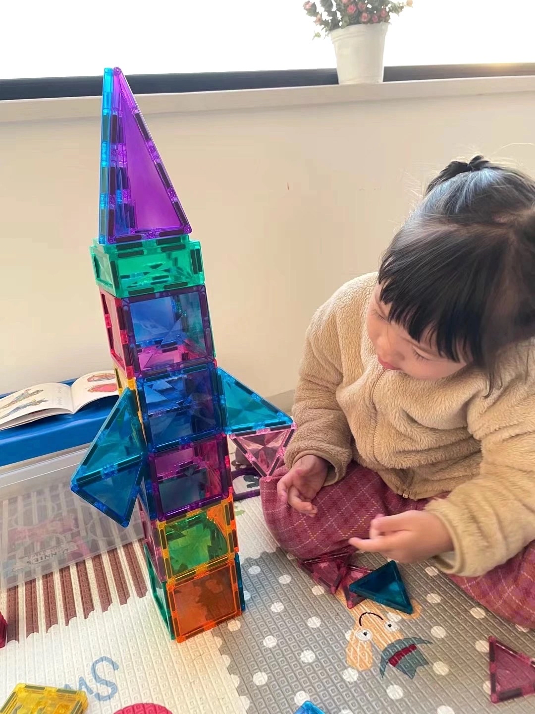 款玩具是 MAG-PARADISE 品牌的 磁性建構片 (Magnetic Building Tiles)