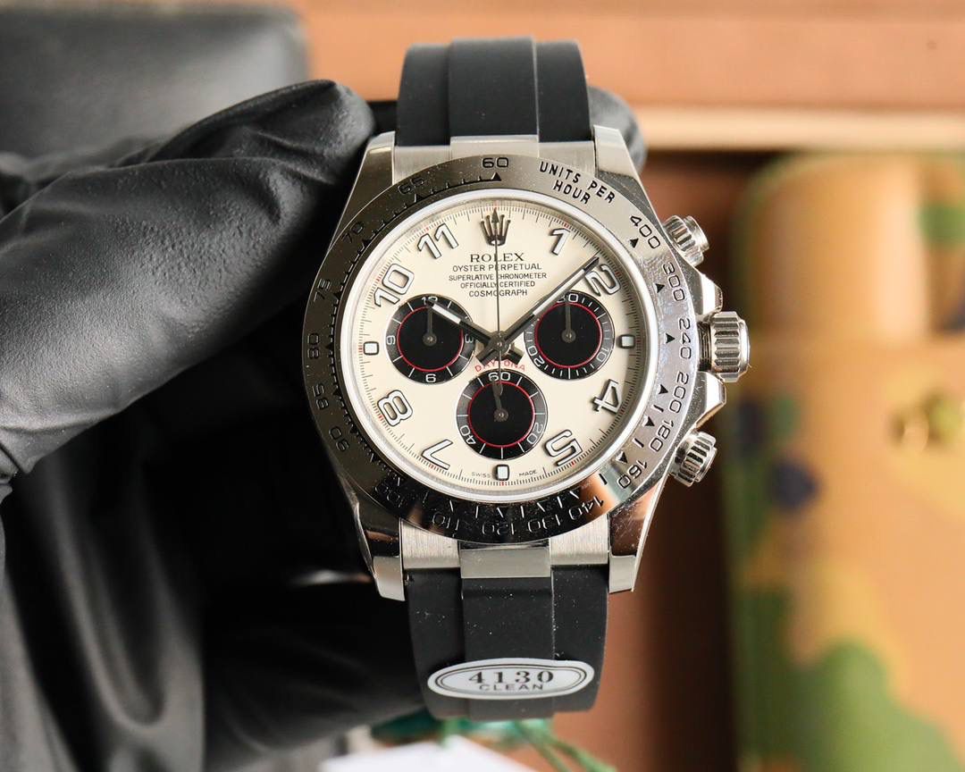 🔥 劳力士迪通拿🈶️最新版厚度12.2mm到货‼️ C厂开模一比一完美复刻！！！ 迪通拿尺寸:40mm×新12.2mm/老12.4mm 功能:时、分、秒、计时显示 1.迪通拿7750机芯腕表厚度按2023年最新表为12.2mm，旧款为12.4mm,市场其它版本7750假夹板机芯，通过压低针杆，改薄机芯厚度。稳定性极差，不能做到和正品一致。 2.采用7750一体机机芯，背后采用雕刻和电镀字体更加光亮。 3.钢带采用原AR厂。其次，表扣再次升级比例尺寸。 4.表壳更新底盖抛光亮面尺寸和牙边的弧度。 5.表针采用Buff工厂再度升级，三枚小秒针和大秒针，均按照单支定做且实心针套，针帽呈现蘑菇圆头状。 6.陶瓷圈再升级镀铂金膜字保持不变色，且更新字体粗细。 7.字面对照最新版白面，采用瑞士油墨加韩国陶瓷调制打磨做到有厚质感纯乳白色与原版无色差。告别市场之前发黑的“死白”色。 8.刻度字钉每粒独立CNC雕刻而成，每粒手工打磨边缘。夜光采用瑞士夜光粉与正品无色差。最终效果是市场最接近原版发光视觉。 9.玻璃采用全通透蓝宝石，无边缘视觉。