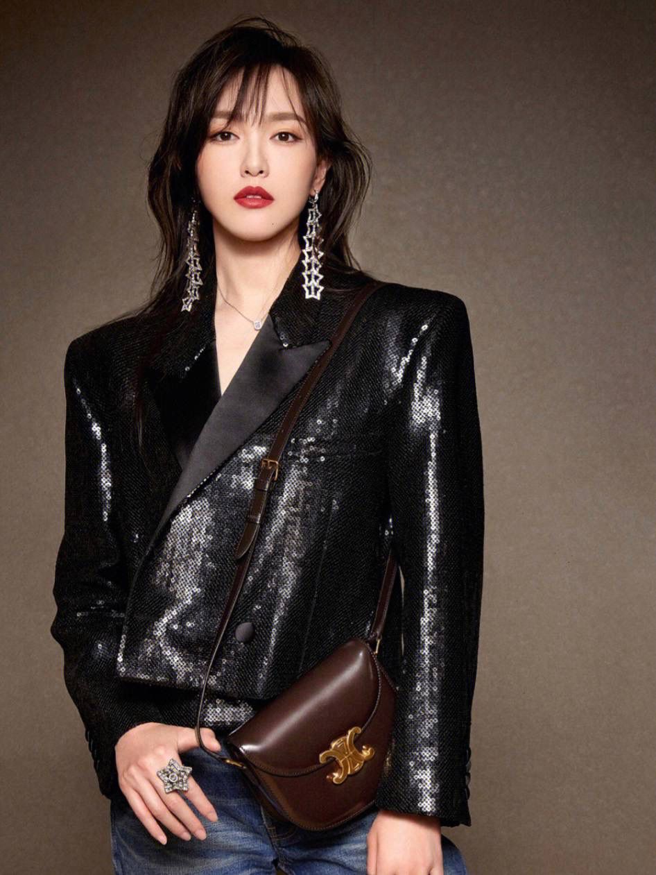 🔥大货实拍图 𝗖𝗘𝗟𝗜𝗡𝗘 ♥ 𝗧𝗘𝗘𝗡 𝗕𝗘𝗦𝗔𝗖𝗘肩带马鞍 型号：110413 尺寸：18.5*16*6cm 这只包除了皮质采用了CELINE 最具标志性的亮泽小牛皮之外，还采用了3种制包工艺(毛边/背缝/滚边背缝)市面上几乎没有品牌会这样大费周章去制作一只手袋。并且一般的品牌手袋的内衬都是麂皮的材质，而这款手袋采用了纳帕小羊皮，表里如一地奢华与精致！✨