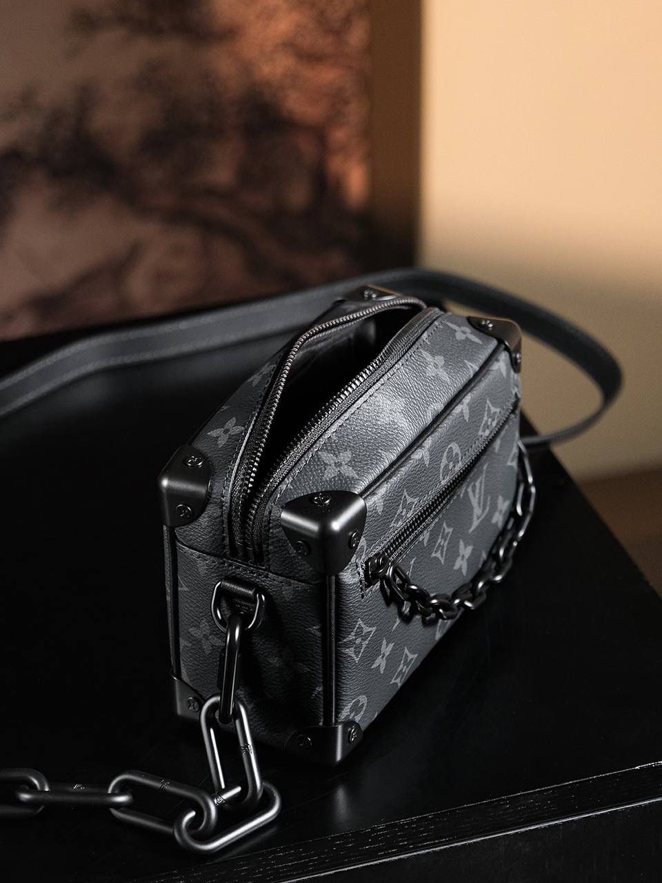 特级原厂𝐌𝐢𝐧𝐢 𝐒𝐨𝐟𝐭 𝐓𝐫𝐮𝐧𝐤 M44735升级版—树脂扣五金🎀 ▪️尺寸：18.5*13*8cm▪️ 经典的男士黑花，搭配树脂扣链条设计， 时尚又略有个性，但又不会过于浮夸和花俏，🤟🏻 方方正正的包型设计，链条采用树脂材质，哑光磨砂的质感更加显高级感，万万没想到，它的火热程度至今都尚未减弱过，真的是颜值巨好看的，简单的搭配，都给你十足的时髦感！男士首选之一，作为情侣包也是非常的有味道的！😍👜