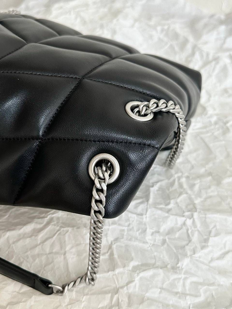 小号黑银👽 ys1 loulou puffer绗缝羊皮包 每家每户都有出个软绵绵的云朵包 它能从中脱颖而出有它的道理 特别洋气千金风，上身是真好看！ 小羊皮手感也软乎乎的很舒服 自重轻容量大～ 通勤日常都no problem☺️ 29×17×11cm577476m