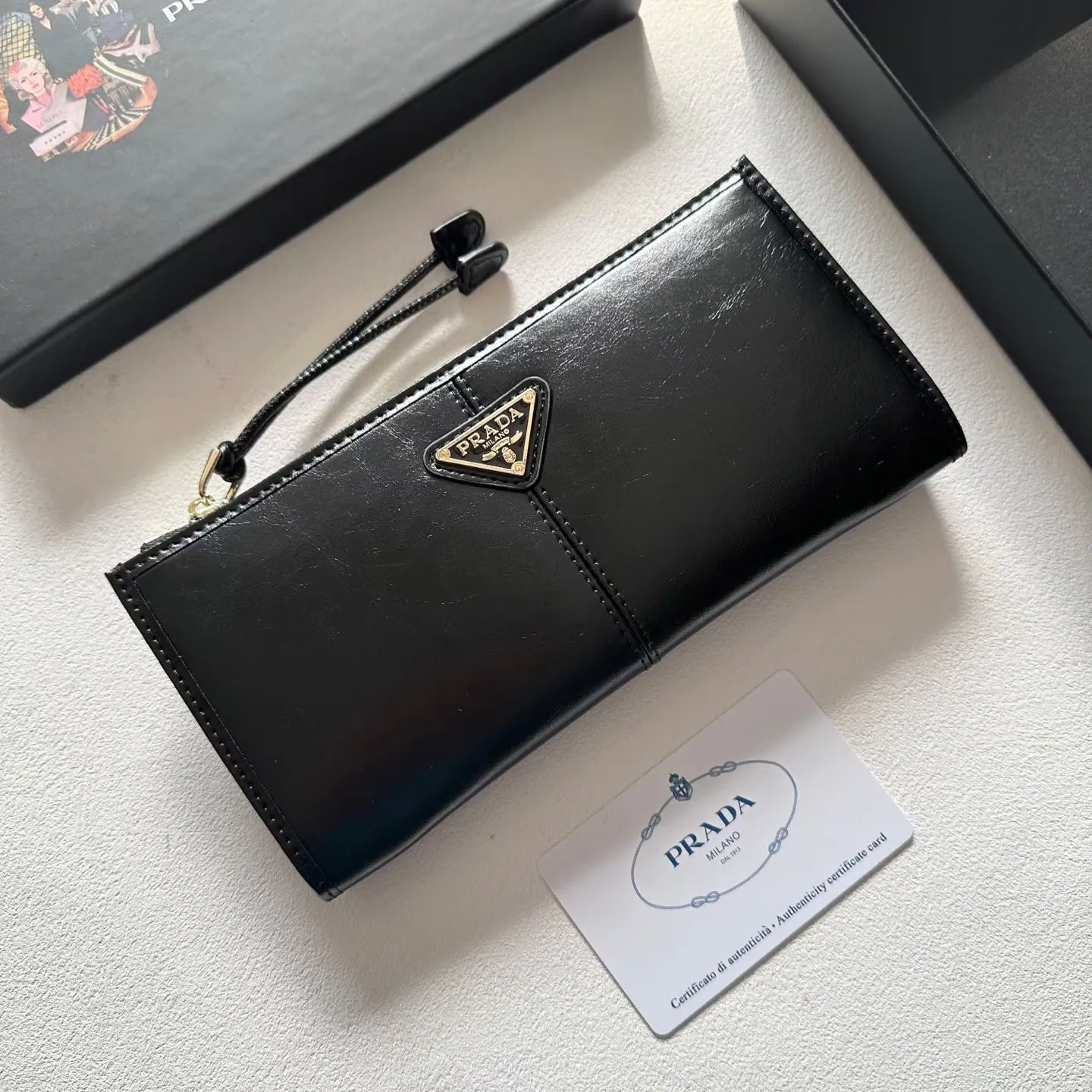 PRADA  三角標油蠟牛皮長銀包