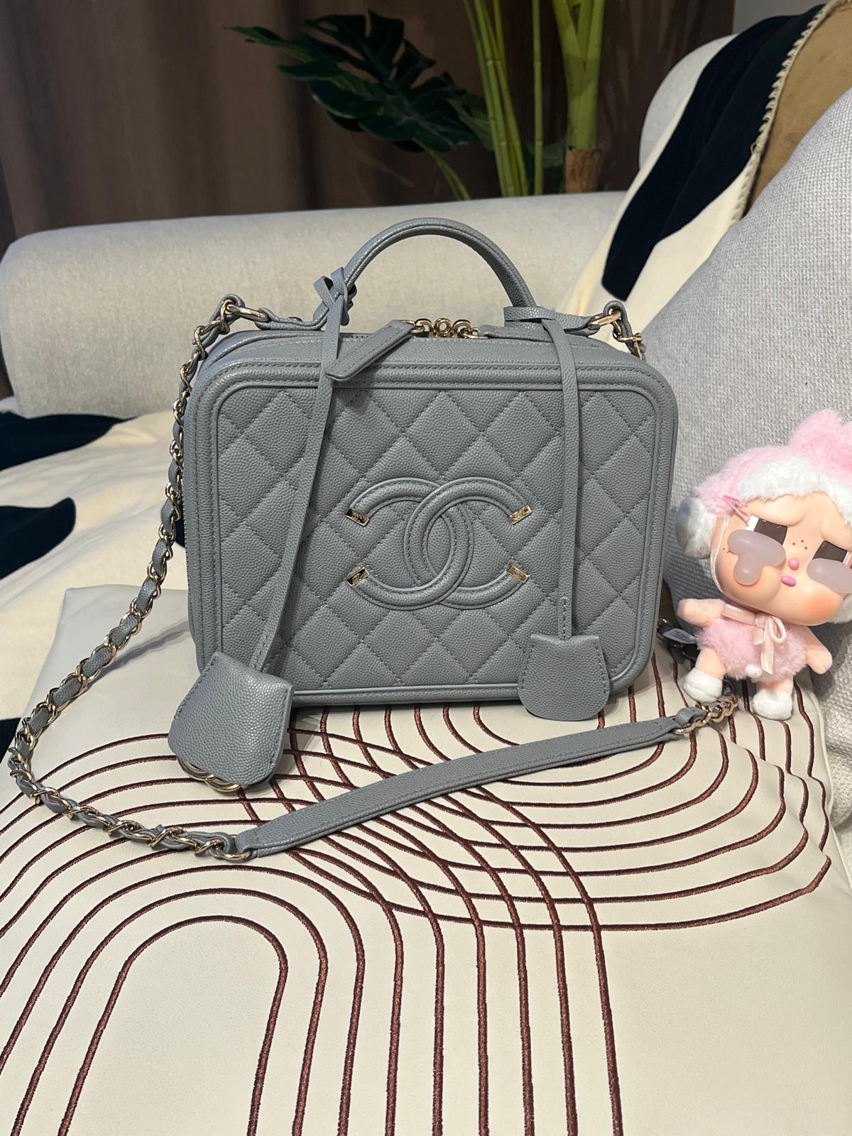 Chanel CC Filigree Medium Light Grey 100%Authentic, 95%New ✅Card ✅Dust bag