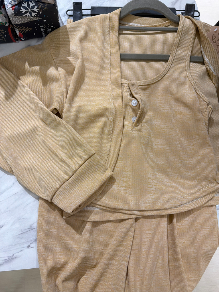 黑色寬褲連身褲搭配短版開襟衫