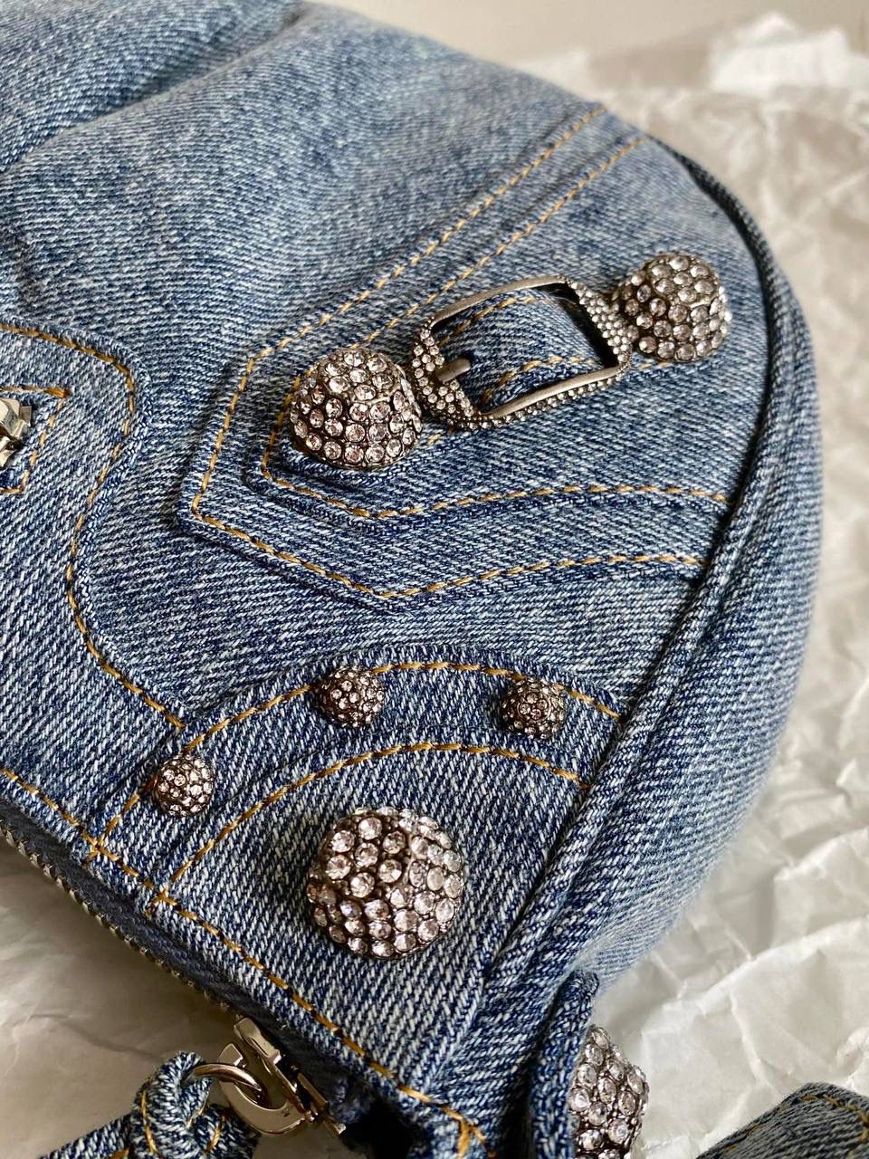 牛仔带钻S/33cm 🔹 ba1enciaga Le Cagole半月包饺子包机车包 今年牛仔很忙很忙，超级大爆款！ 牛仔➕带钻五金➕机车包 这三大元素拼一起就一个字，绝 ZP对色牛仔⚠️独家对版满钻五金⚠️ 姐妹们冲鸭～ S：33×16×8.4cm671307m XS：26×16×10cm671309m