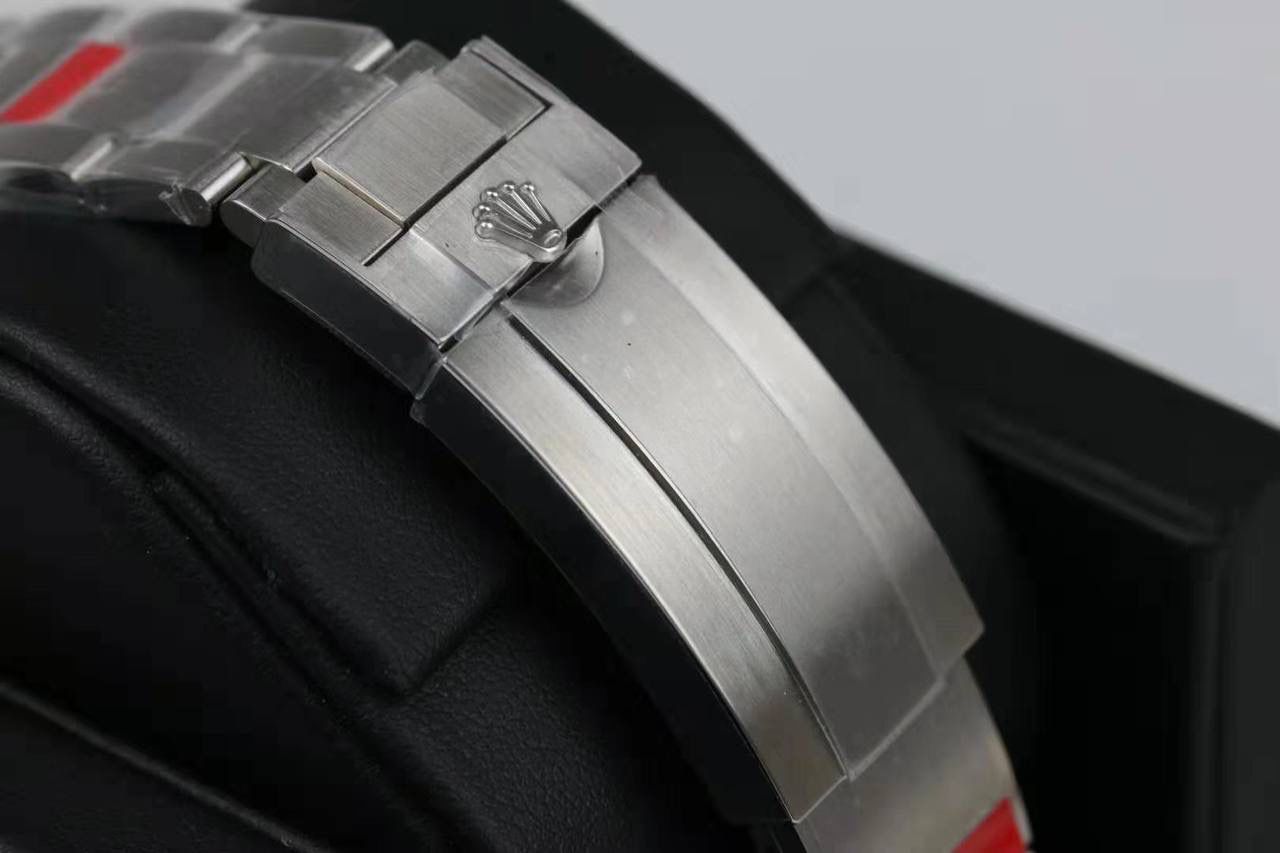 ROLEX 劳力士 鬼王系列 43mm 海使型 🎮 型号：Sea-Dweller m126600-0001｜EA3 全新研发 Cal.3235 一体机芯，历时近一年独立打磨，实现与原版一致的功能与外观结构，配件规格高度通用。 表壳采用 进口 904L 精钢，高精度锻造与抛光工艺；夜光刻度选用 瑞士进口夜光粉，发光效果贴近原版。 43mm 表径，结构扎实，细节严谨，整体质感与完成度优于同类版本。