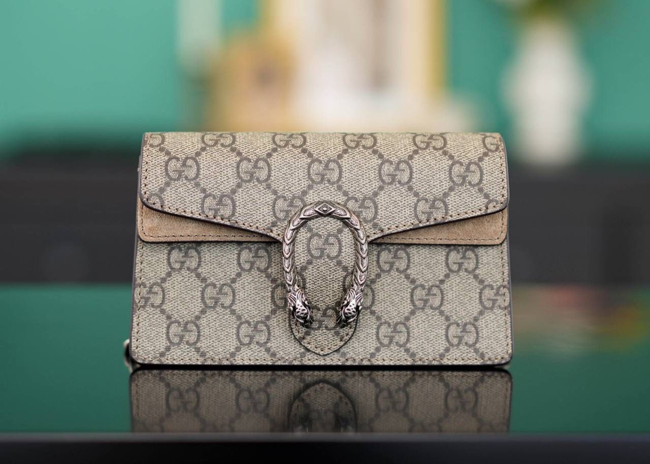 🥯GG Dionysus系列超迷你手袋酒神 老花卡其色 16.5cm 正品售价¥8.000 GG家入门级小包推荐，酒神里面的经典基础款 经典酒神扣搭配原厂小牛皮 出镜率非常高 简直是穿搭利器 官方款号 476432 尺寸迷你：16.5x10x4cm 尺寸小号：28x17x9cm