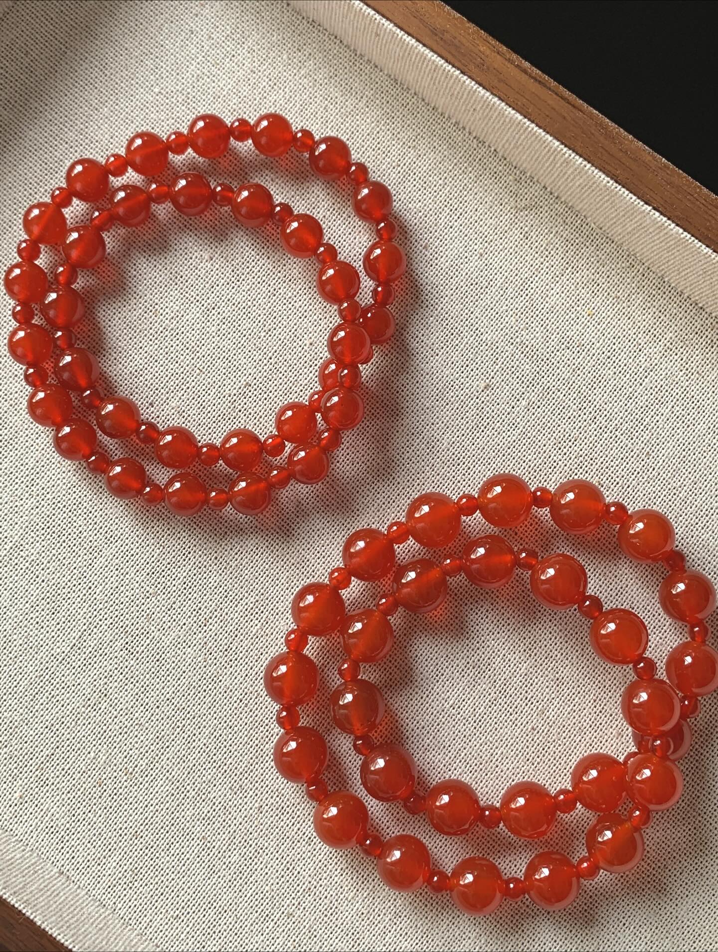 红玛瑙两圈 ｜Carnelian 2 laps8m+ RM5810m RM68实物会暗色一点的 红玛瑙的功效主要体现在改善身体健康（如促进血液循环、增强免疫力、调理内分泌）、缓解情绪压力（如安神助眠、增强自信）以及带来好运和灵性方面。它能帮助改善气色，对消化系统有积极作用，同时也被认为可以增加生命力和勇气Carnelian offers a range of benefits including emotional boosts like increased confidence, courage, and creativity, as well as potential physical benefits such as improved circulation and vitality. It is also associated with balancing the Sacral Chakra, which is believed to govern passion and emotional well-being. #红玛瑙 #赵露思同款 #天然水晶 #水晶手串 #马来西亚水晶网店 #redagate #carnelian #gemstone #naturestone #crystalhealingjewelry