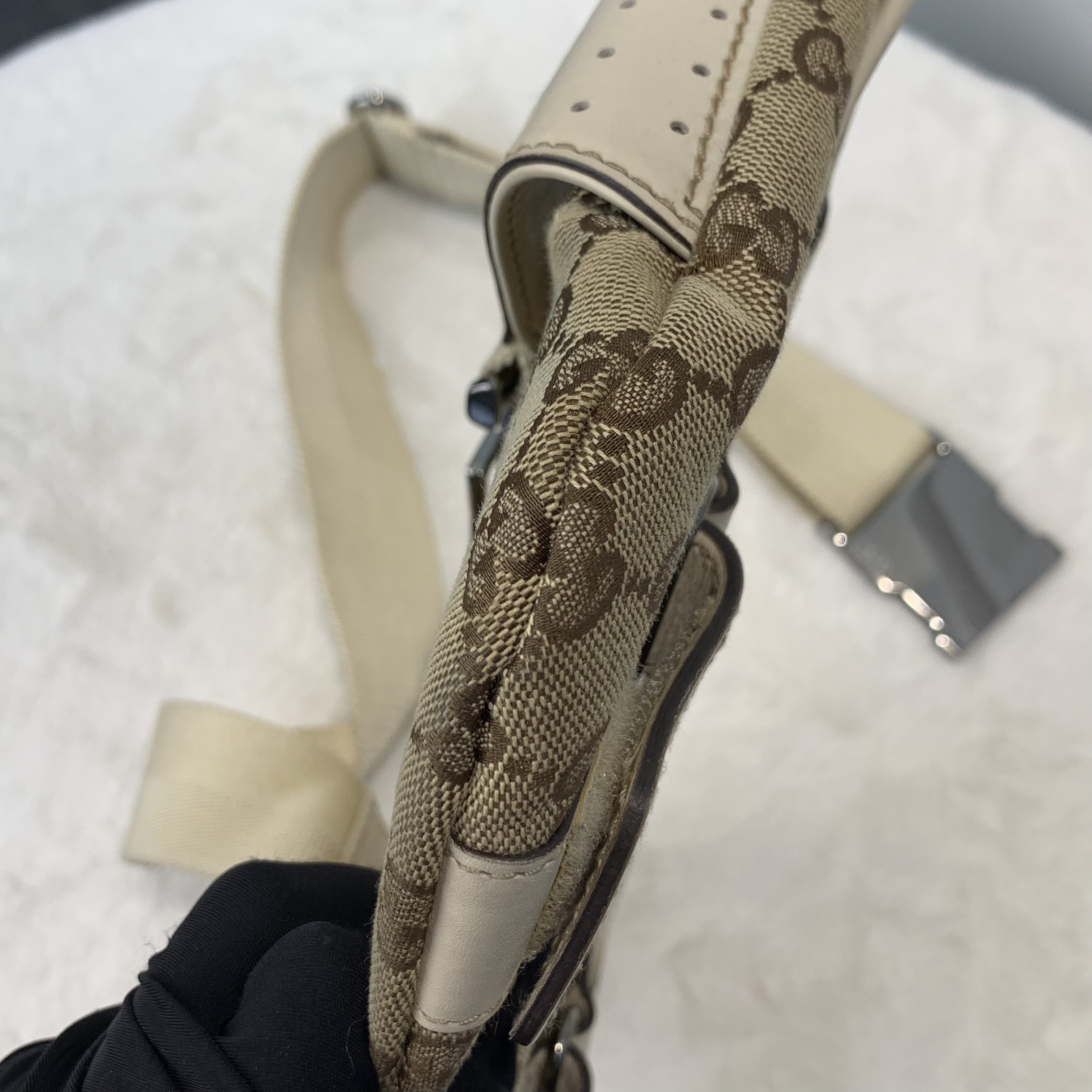 Gucci老花圖案帆布胸或腰包