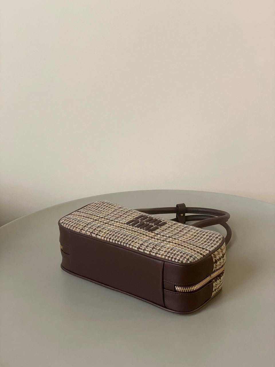 🈶可可棕·格子呢 𝗠𝗶𝘂𝗠𝗶𝘂保龄球| 大爆款 百年经典千鸟格👀康康谁还没有 爱上miu的快乐，就是不断创新 不断惊喜 保龄球造型从褶皱羊皮到平纹牛皮 拼接皮 麂皮再到千鸟格 每一版都能打 能爆，真的杀疯了 27×2×8cm，#F0011m