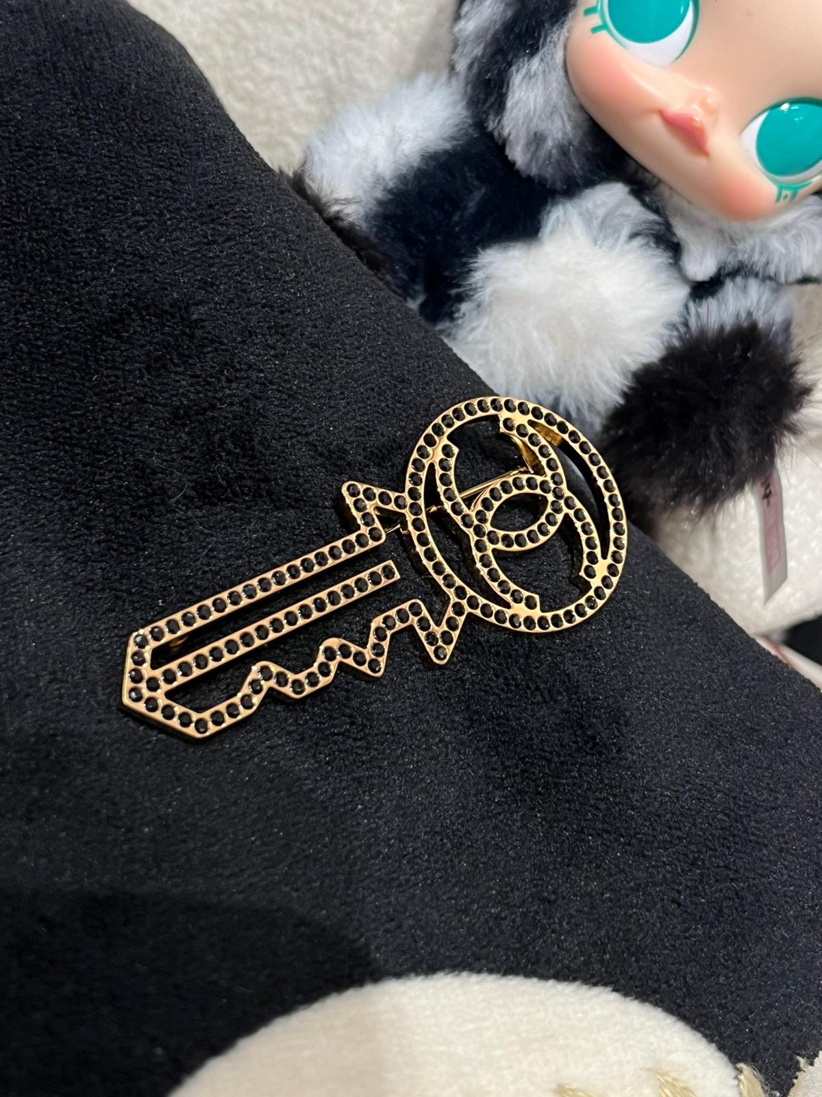 Chanel Key Brooch 100%Authentic, unused ✅dust bag✅box