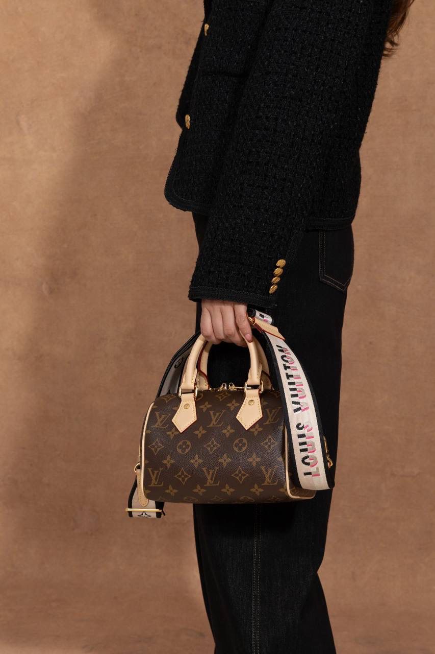 LV Speedy Bandoulière 20 枕头包👜💕 经典 Speedy 小号真的太可爱了！ Monogram 老花帆布＋牛皮饰边，质感一看就很 LV～ 小小一颗但很能装，日常出门刚刚好。 Size：20 × 13 × 12 cm 小巧可爱，但实用度在线 💖