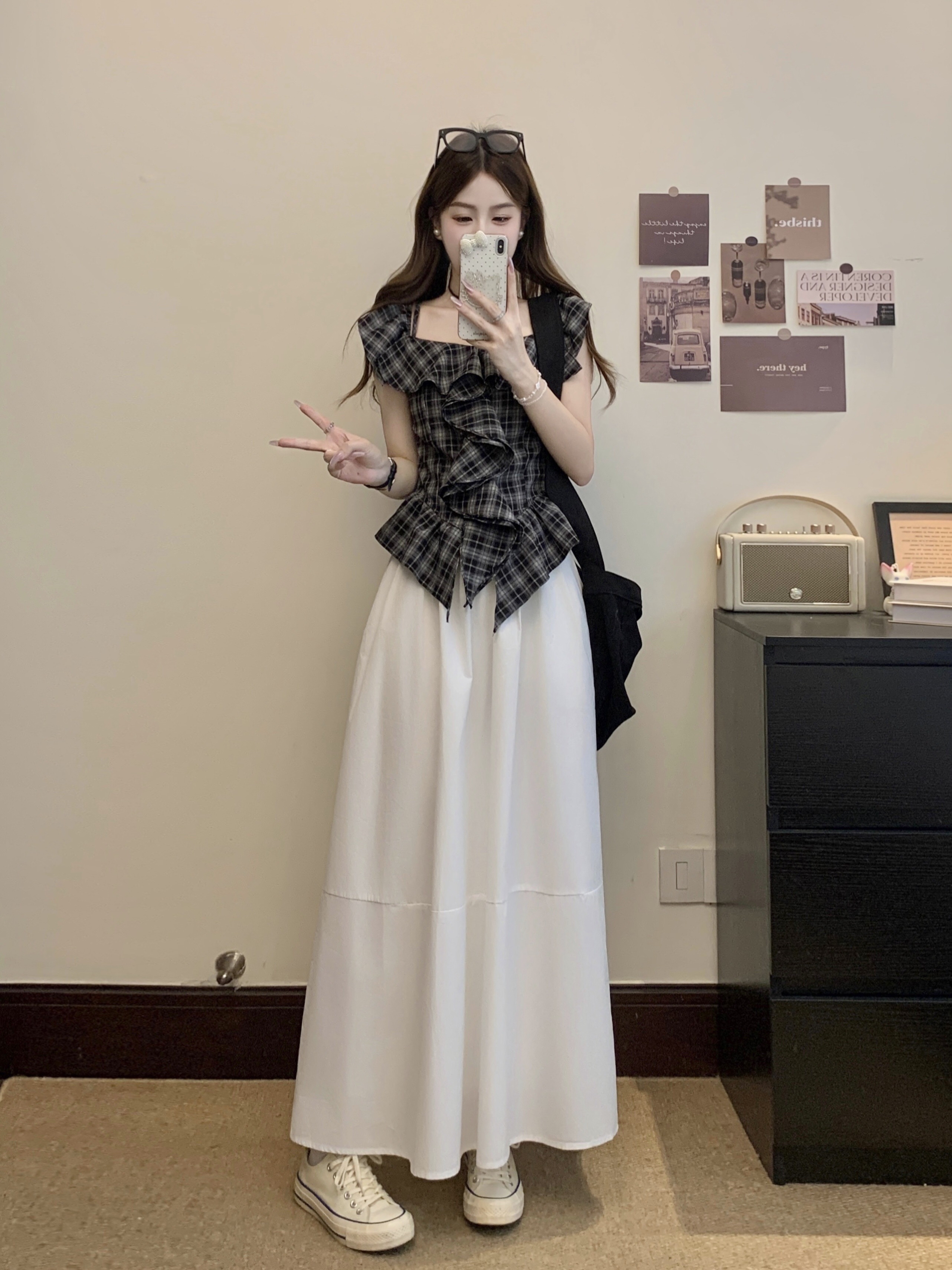 B32(1991) 韩系格纹前部荷叶一字肩吊带黑上衣与白长裙套装